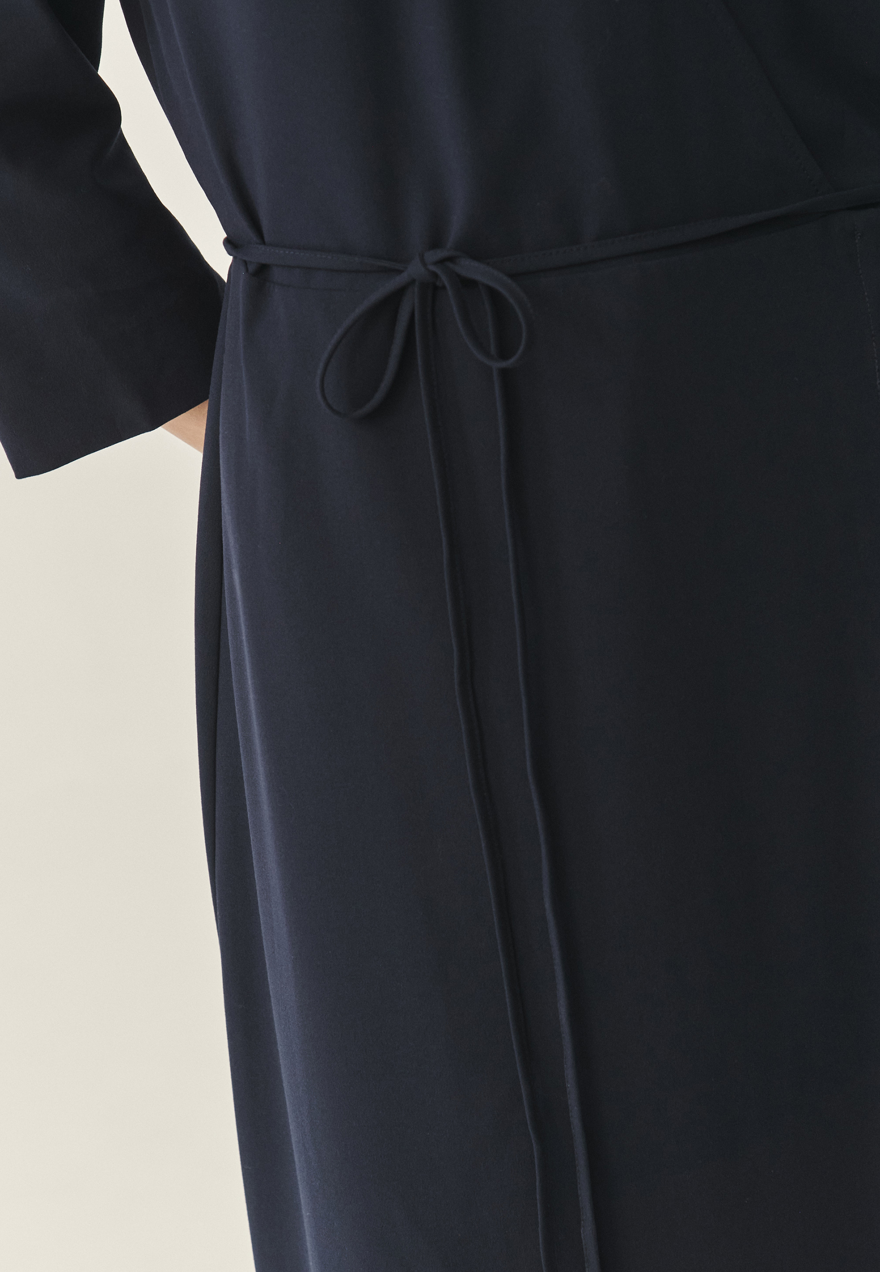 OBLEKA IZ BLAGA Z IZREZOM OVOJNICE - ZEREWIANA TEMNO MODRA 2