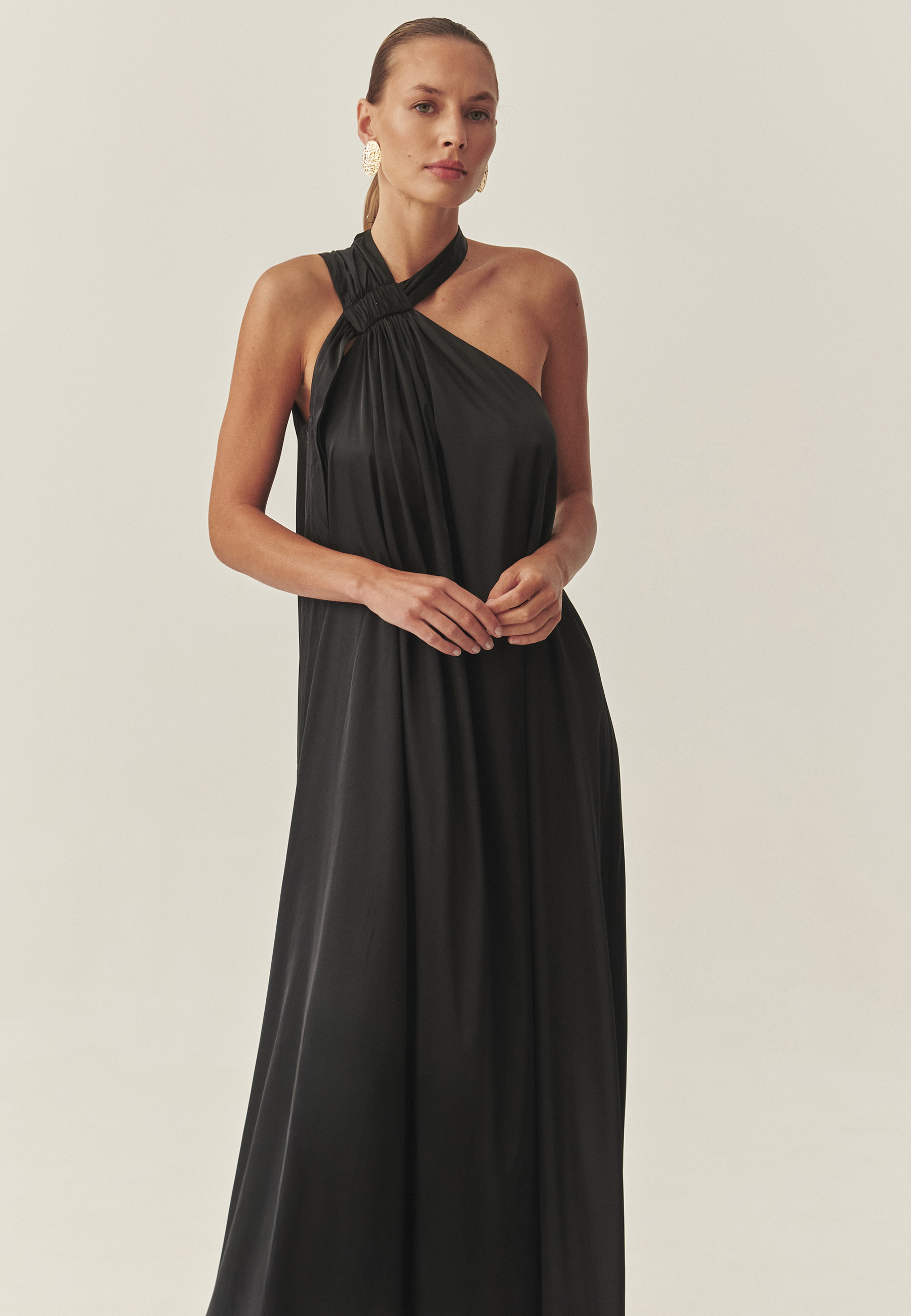 TKANINOWA SATYNOWA SUKIENKA MAXI BEZ RĘKAWÓW — LENORA CZARNY 2