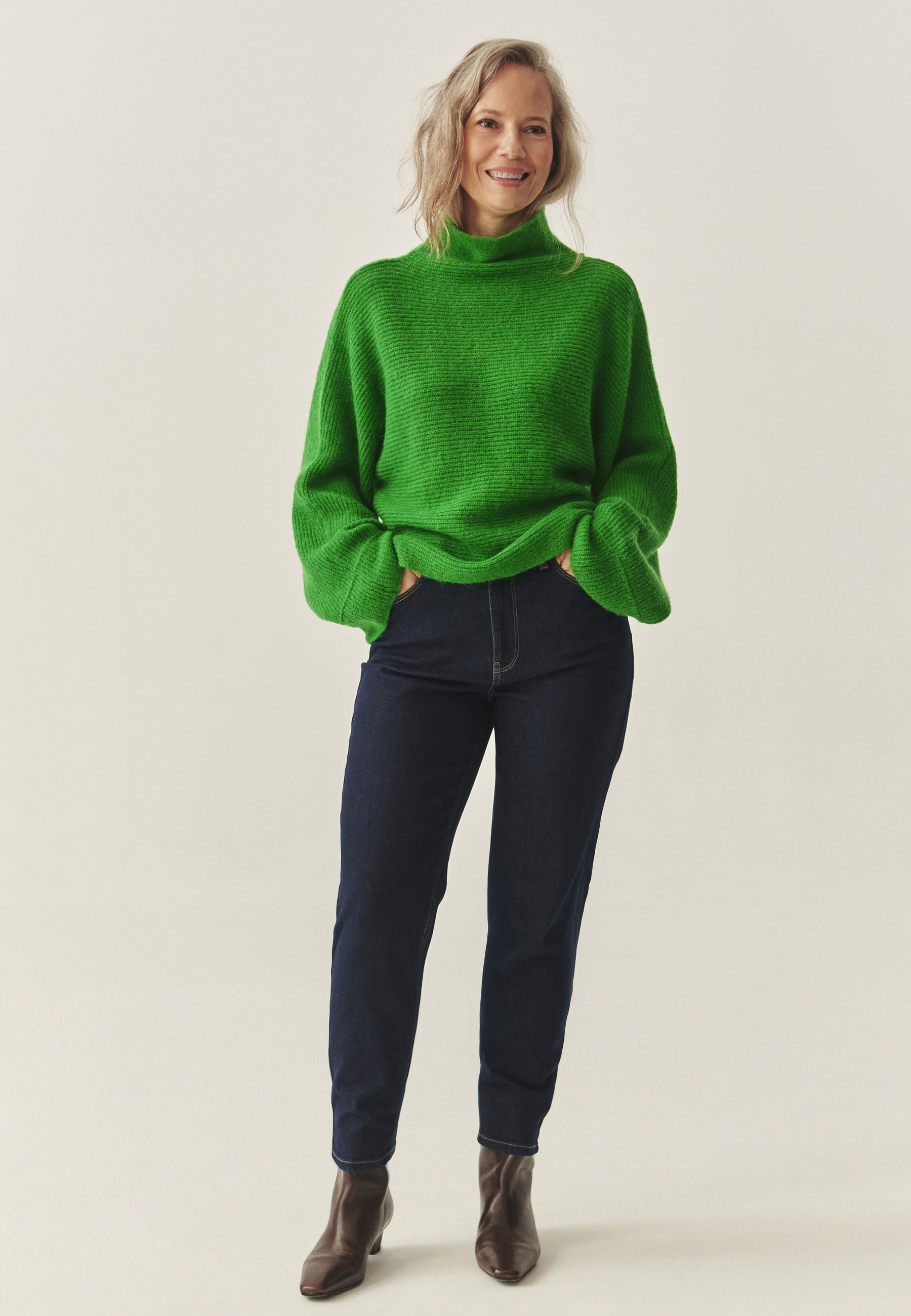 PULOVER DE DAMĂ, CU GULER ÎNALT ȘI MÂNECI LARGI — MAZZY 1 VERDE 2