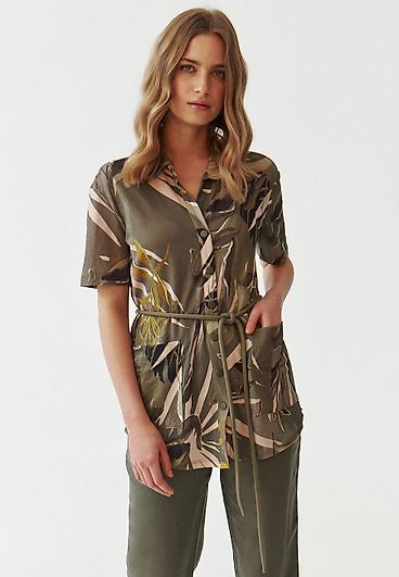 DÁMSKÁ ÚPLETOVÁ VZOROVANÁ KOŠILE S KRÁTKÝM RUKÁVEM - SAVANAH DÁMSKÁ ÚPLETOVÁ VZOROVANÁ KOŠILE S KRÁTKÝM RUKÁVEM - SAVANAH