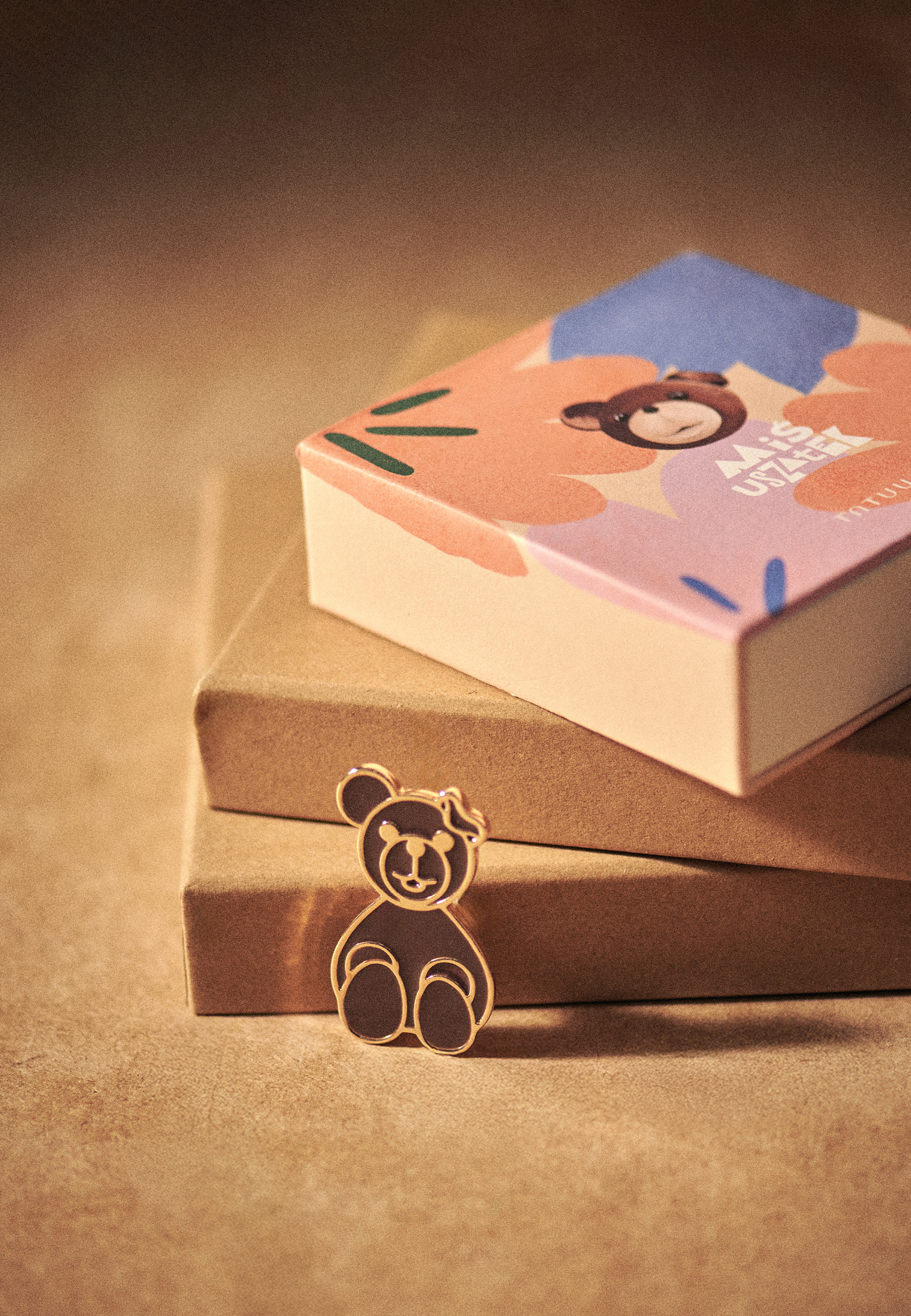 BROSZKA Z MOTYWEM MISIA USZATKA - BRIA ZŁOTY 2