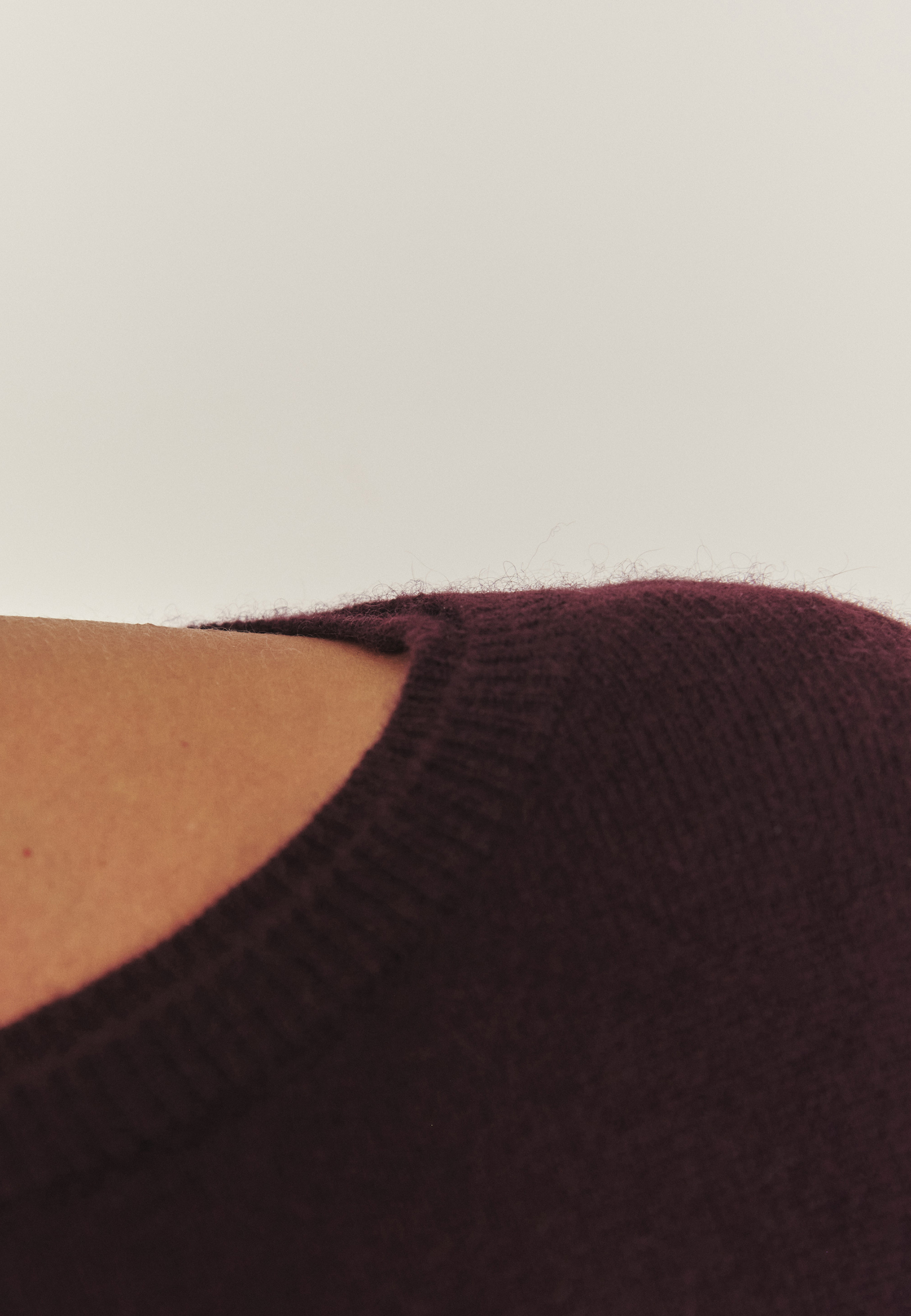 KASZMIROWY SWETER Z DEKOLTEM W ŁÓDKĘ - LEMON CZERWONY 2