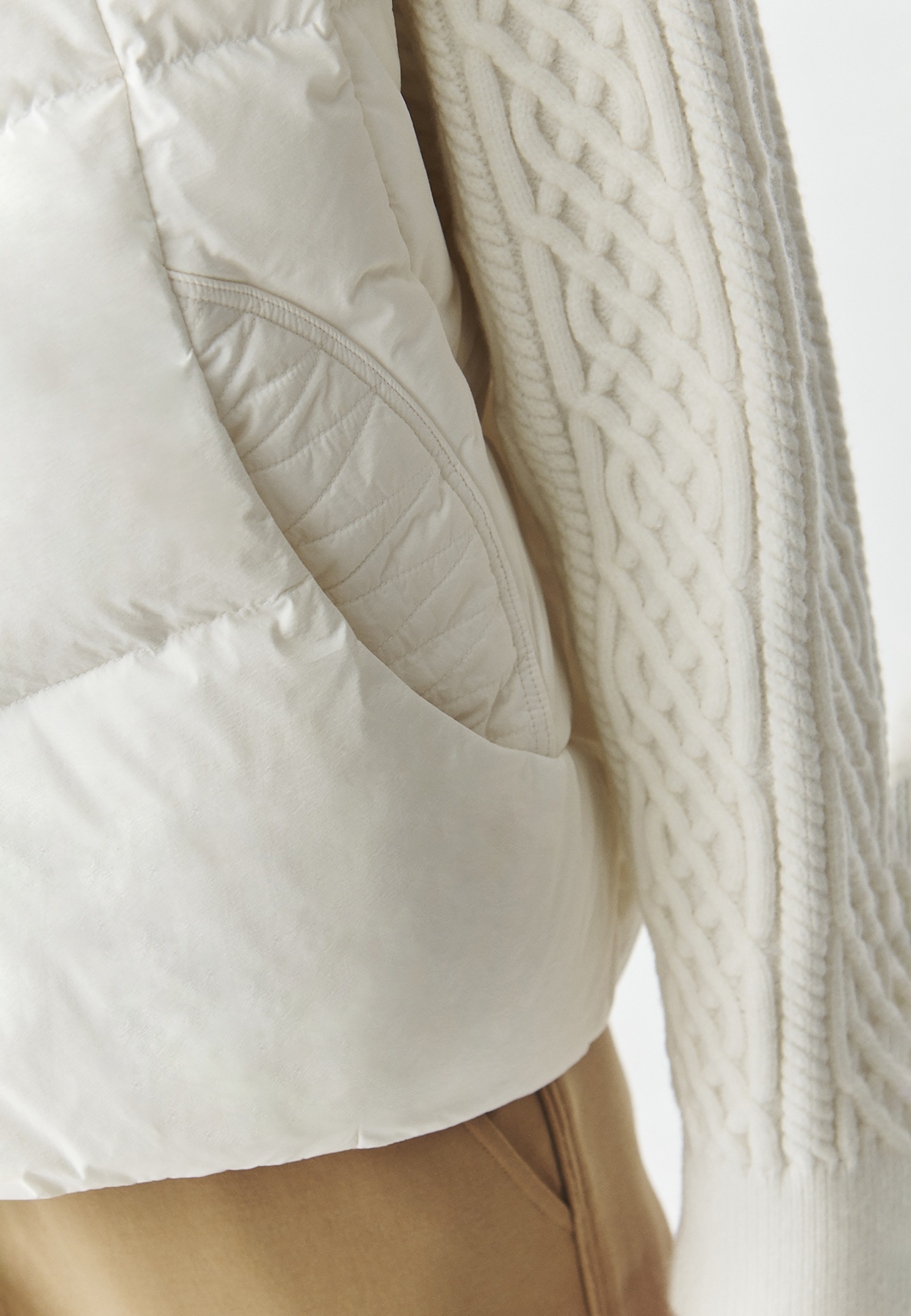 TKANINOWA KURTKA DAMSKA 2W1 Z PUCHOWYM WYPEŁNIENIEM I MOTYWEM MISIA USZATKA — SAMMY ECRU 2