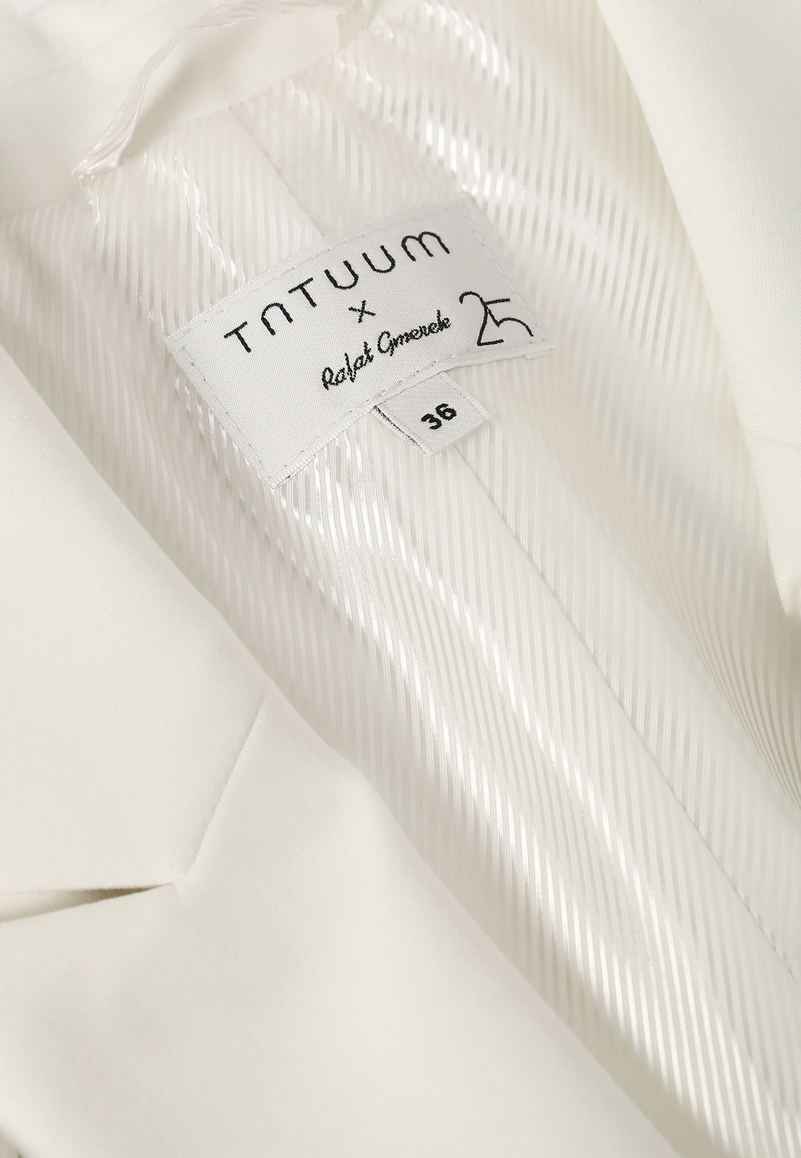 DLOUHÁ VYPASOVANÁ DÁMSKÁ PLÁTĚNÁ VESTA EMA DLOUHÁ VYPASOVANÁ DÁMSKÁ PLÁTĚNÁ VESTA EMA ECRU 93823