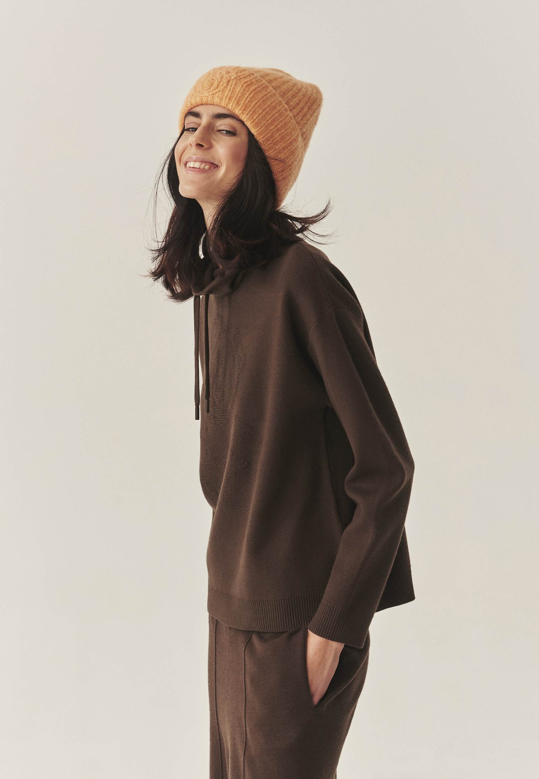 LUŹNY SWETER Z BAJKOWYM MOTYWEM - FARNI BRĄZOWY 2