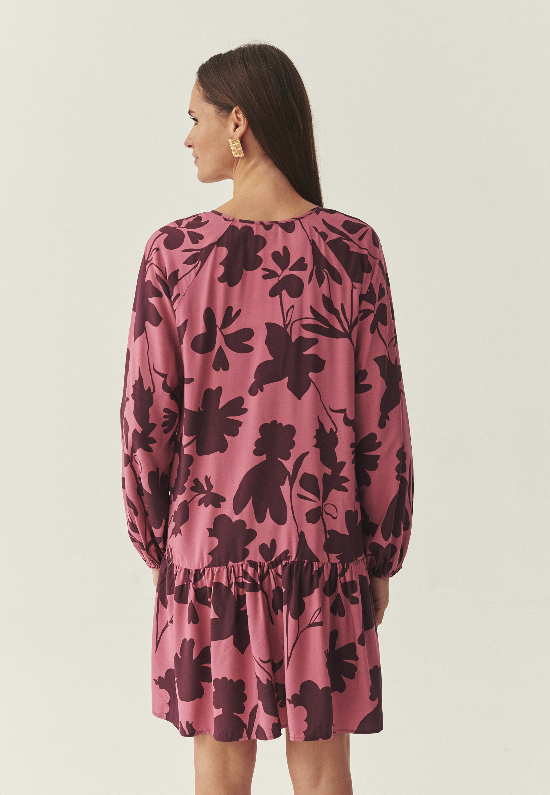 WZORZYSTA SUKIENKA Z WISKOZY LENZING™ ECOVERO™ - TATINA MULTIKOLOR 2