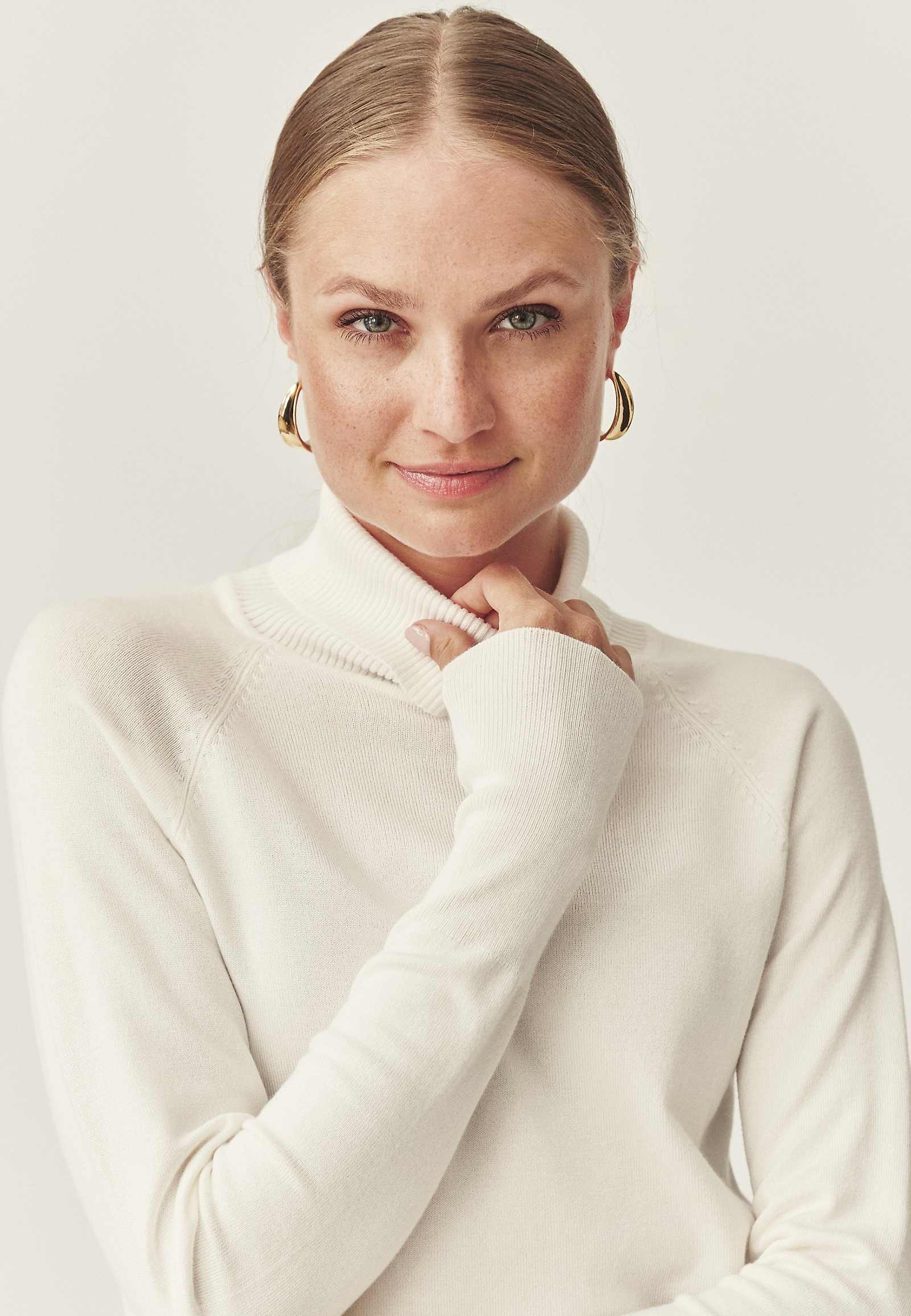 KLASSZIKUS TURTLENECK PULÓVER - NEKOKI KLASSZIKUS TURTLENECK PULÓVER - NEKOKI EKRÜ 115424