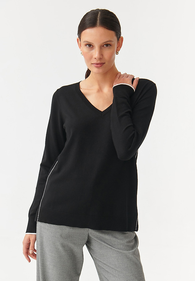 LADIES’ CLASSIC SWEATER WITH V-SHAPED NECKLINE TOLA 1 LADIES’ CLASSIC SWEATER WITH V-SHAPED NECKLINE TOLA 1 CZARNY 1