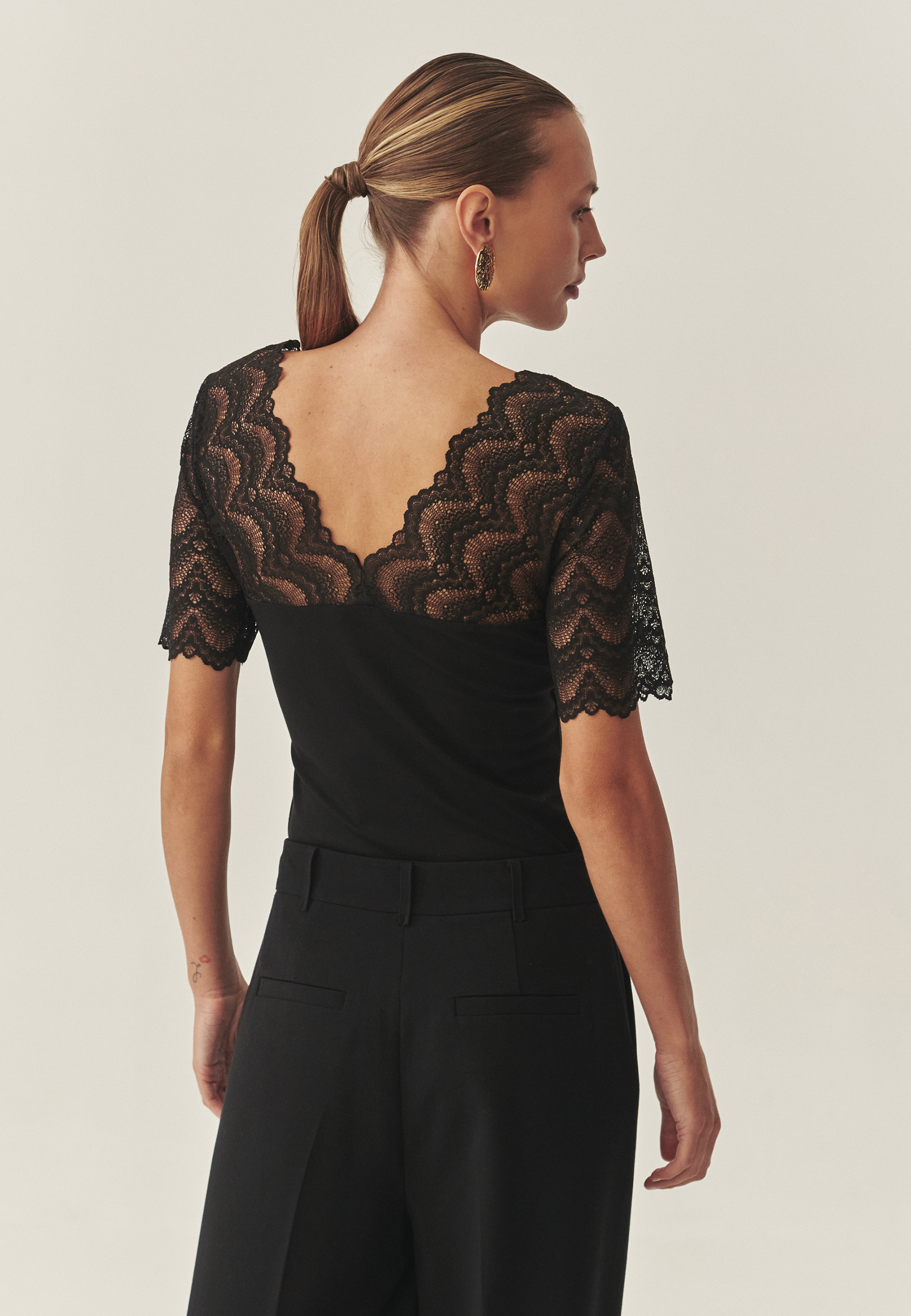 BLUZĂ DE DAMĂ, TRICOTATĂ, CU DECOLTEU DANTELAT — LACEY NEGRU 2