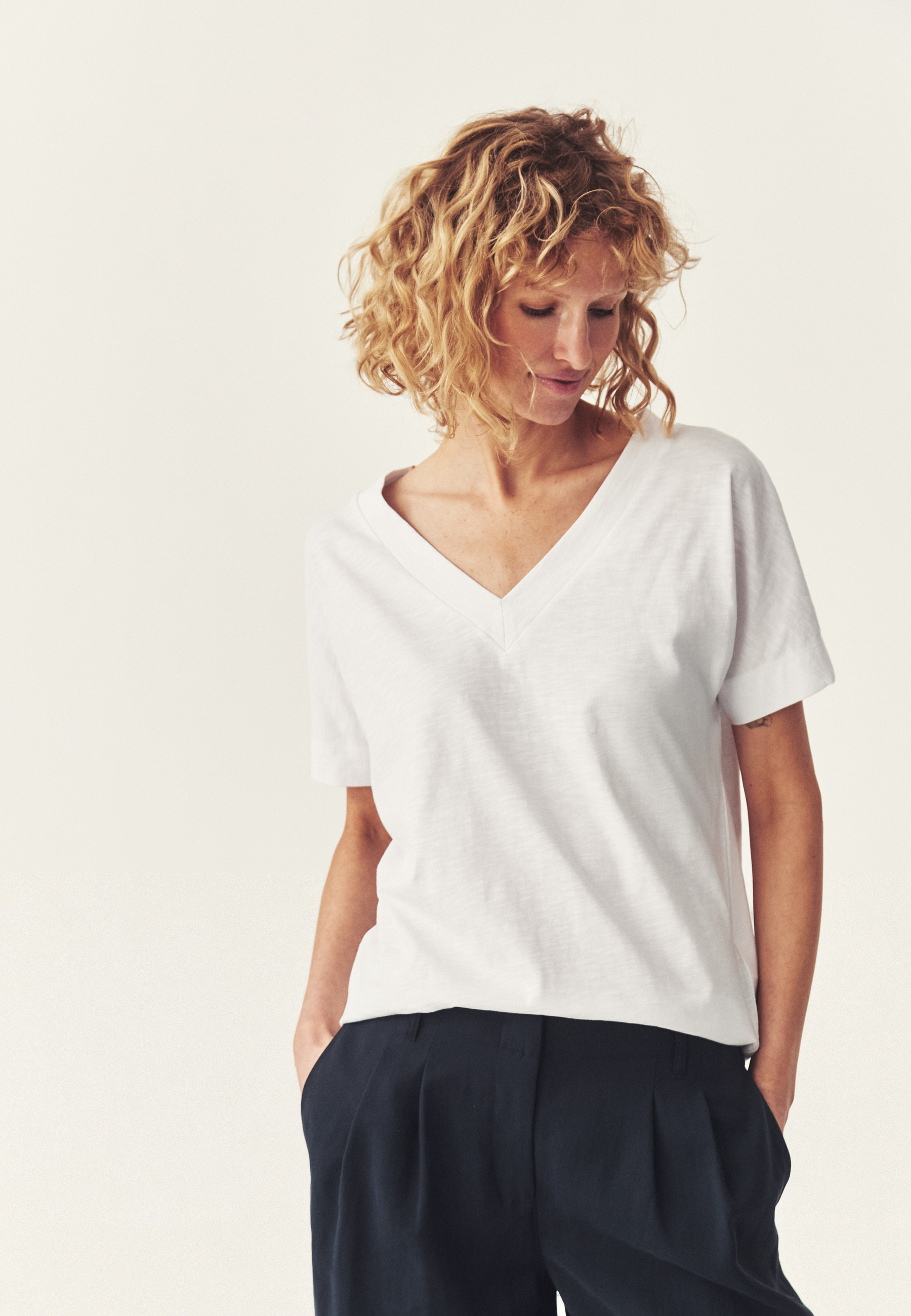 LUŹNY T-SHIRT Z BAWEŁNY - LALIQ