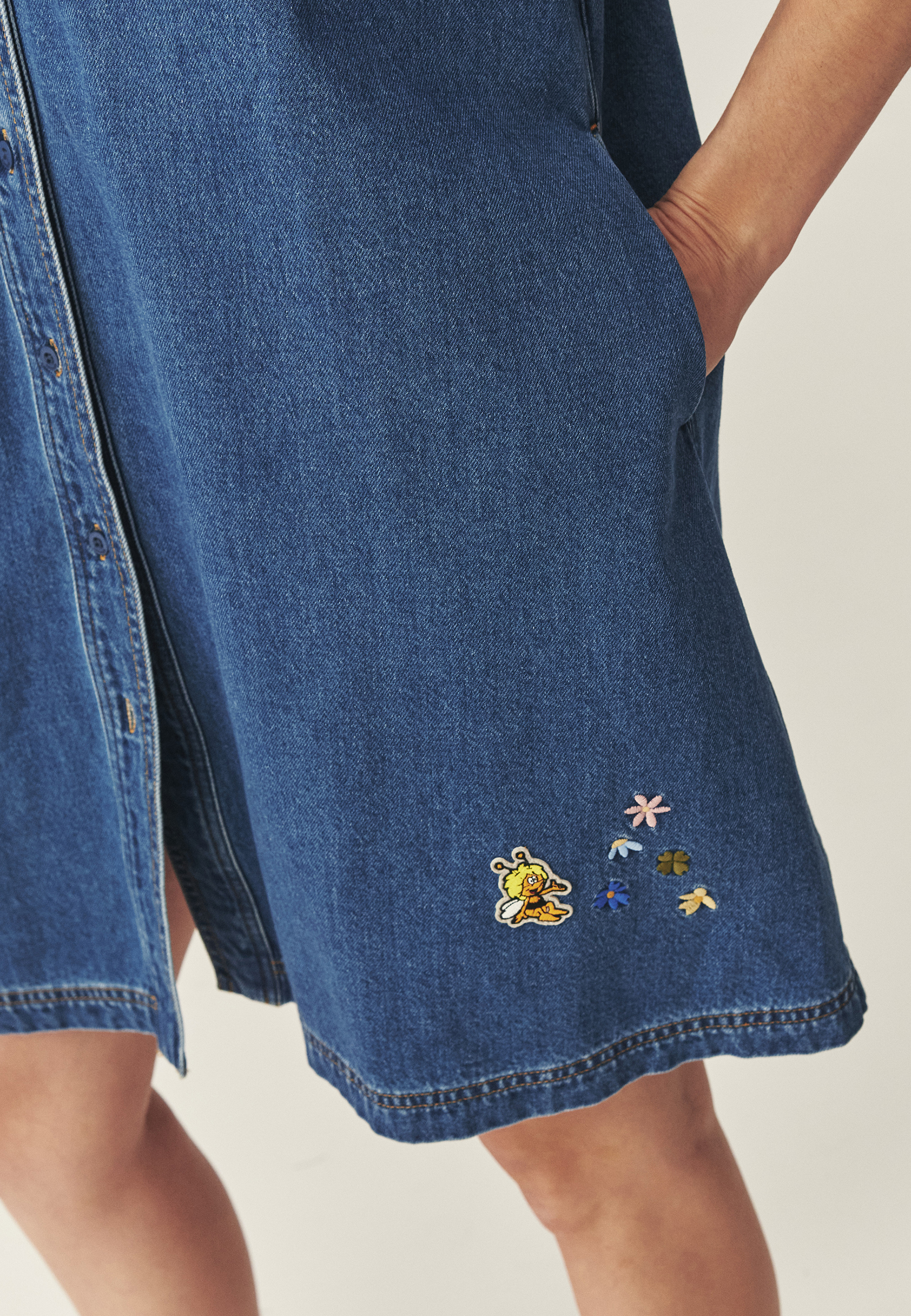 DŽÍNOVÉ ŠATY S VÝŠIVKAMI – TAJA