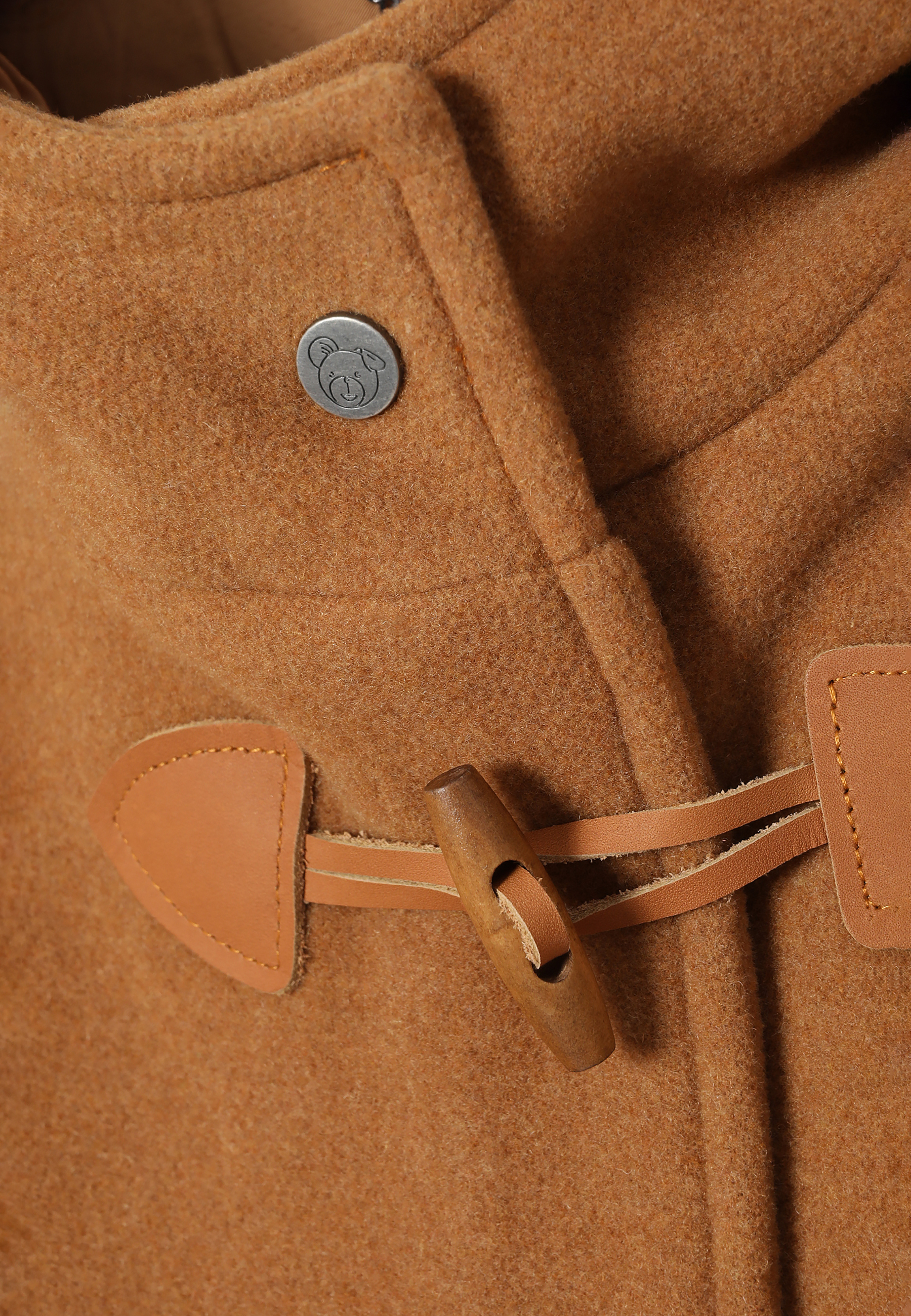 TKANINOWA KURTKA DAMSKA Z ZAPIĘCIEM NA KOŁKI I MOTYWEM MISIA USZATKA — SAMANTA BEŻOWY 2