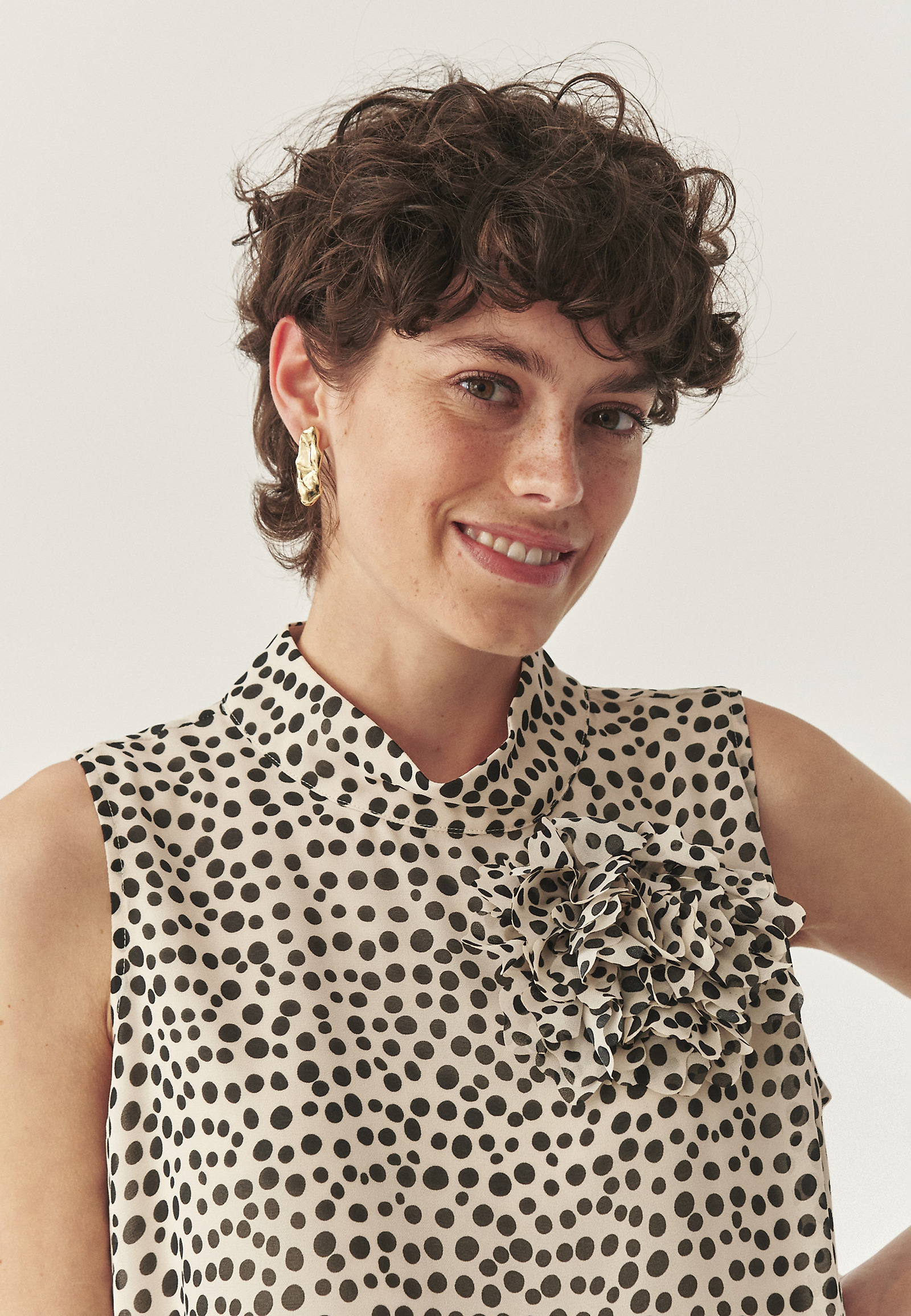 PATTERNED BLOUSE WITH FLORAL ACCENT - FLORIANA PATTERNED BLOUSE WITH FLORAL ACCENT - FLORIANA BEIGE 113555