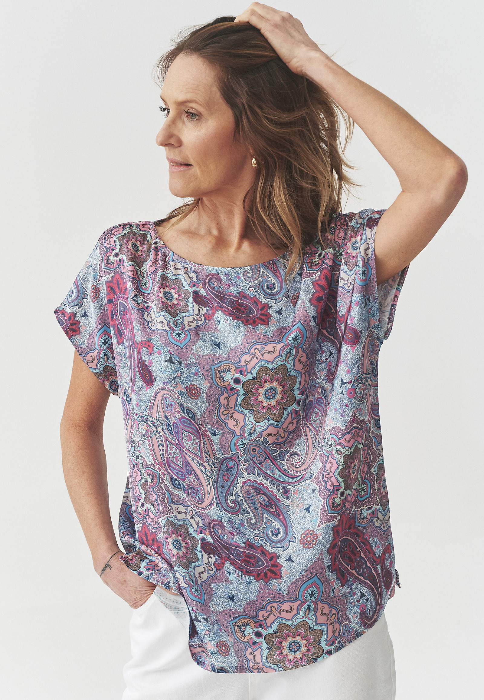 BLUZA IZ VISKOZNEGA SATENA Z VZORCEM - OMA BLUZA IZ VISKOZNEGA SATENA Z VZORCEM - OMA VEČBARVNA 105591