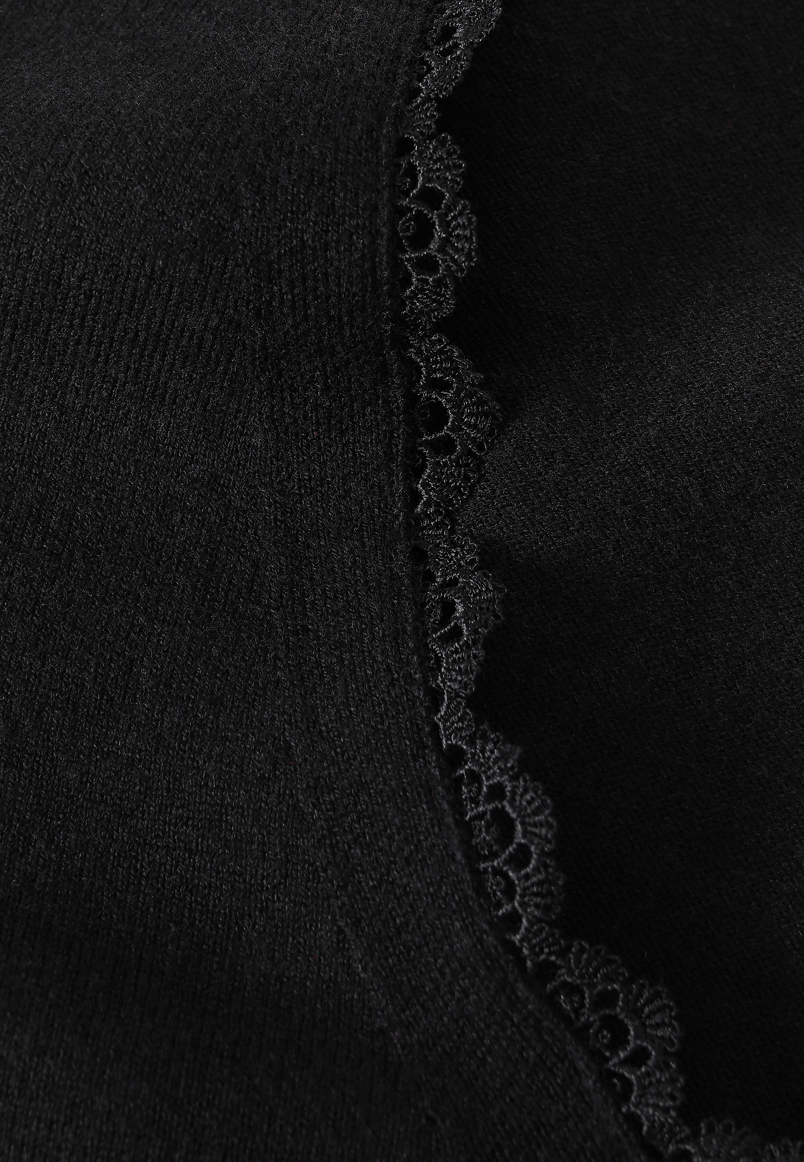 ELEGANTNA BLUZA Z OKRAŠENIM IZREZOM - EVILIRA ELEGANTNA BLUZA Z OKRAŠENIM IZREZOM - EVILIRA ČRNA 112736