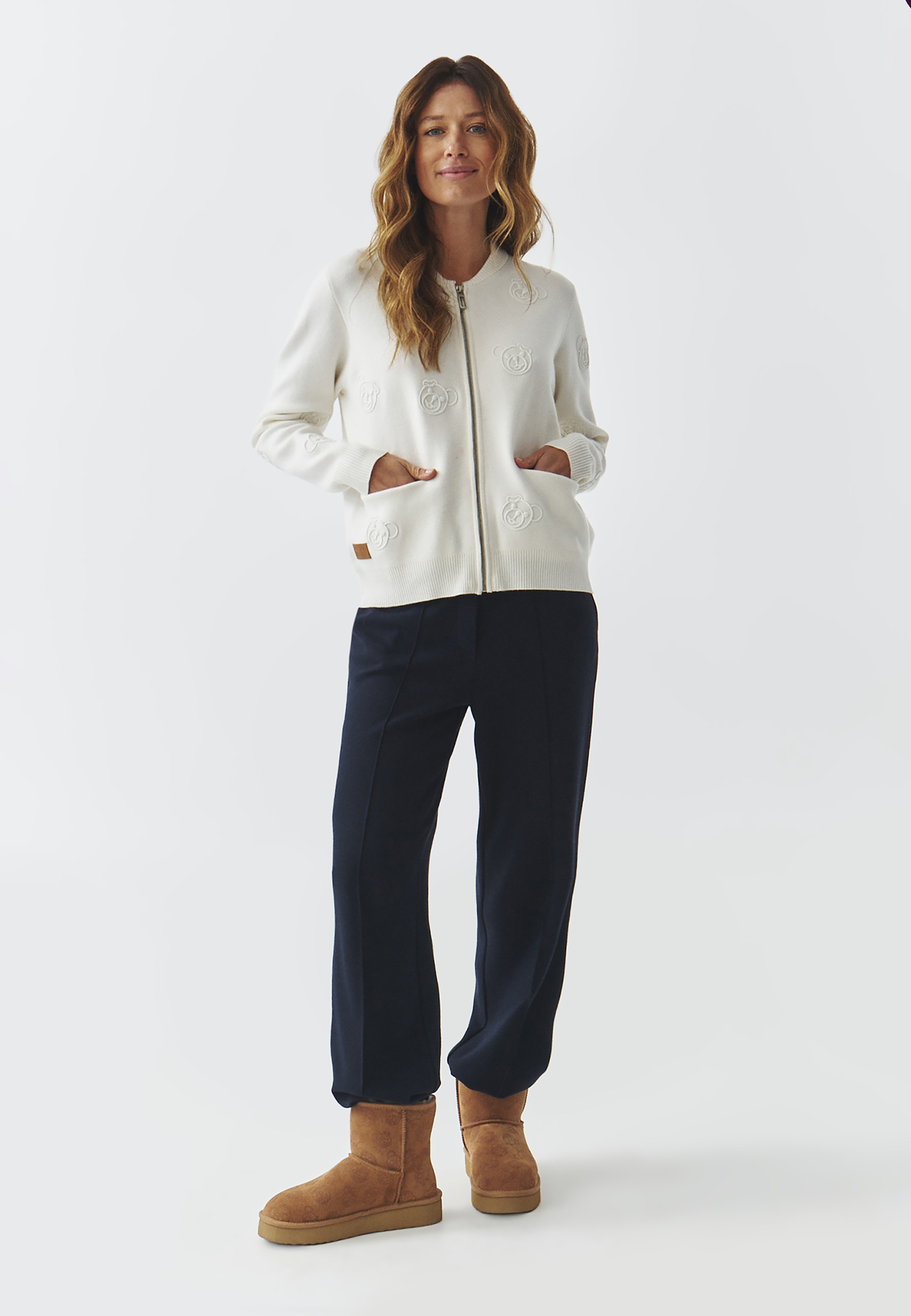 NOWOCZESNY DAMSKI BOMBER Z WYSZYWANYM WZOREM MISIA USZATKA — AMELIA ECRU 2