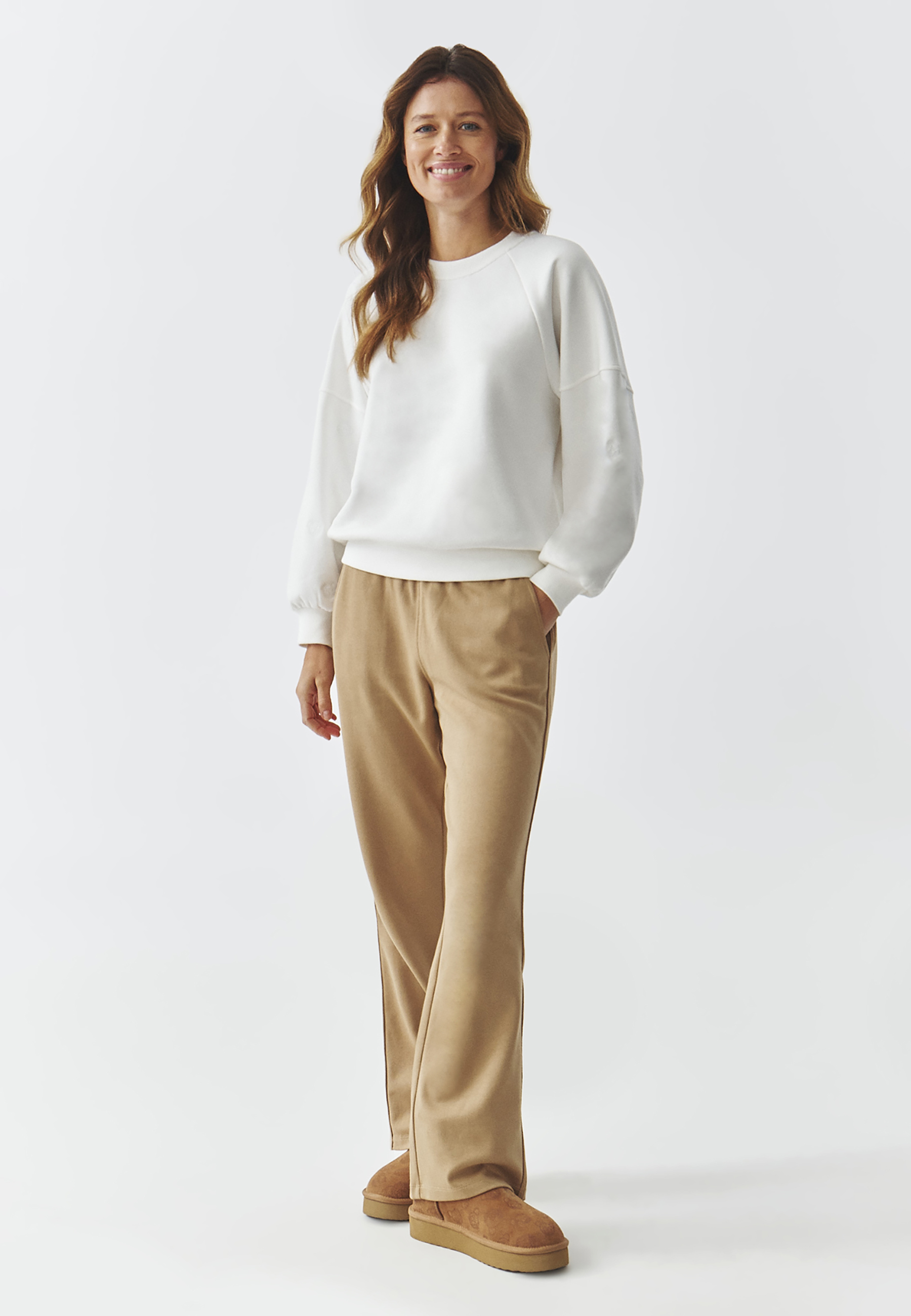 DZIANINOWA BLUZA DAMSKA Z WYSZYWANYMI RĘKAWAMI I MOTYWEM MISIA USZATKA — FAME ECRU 2