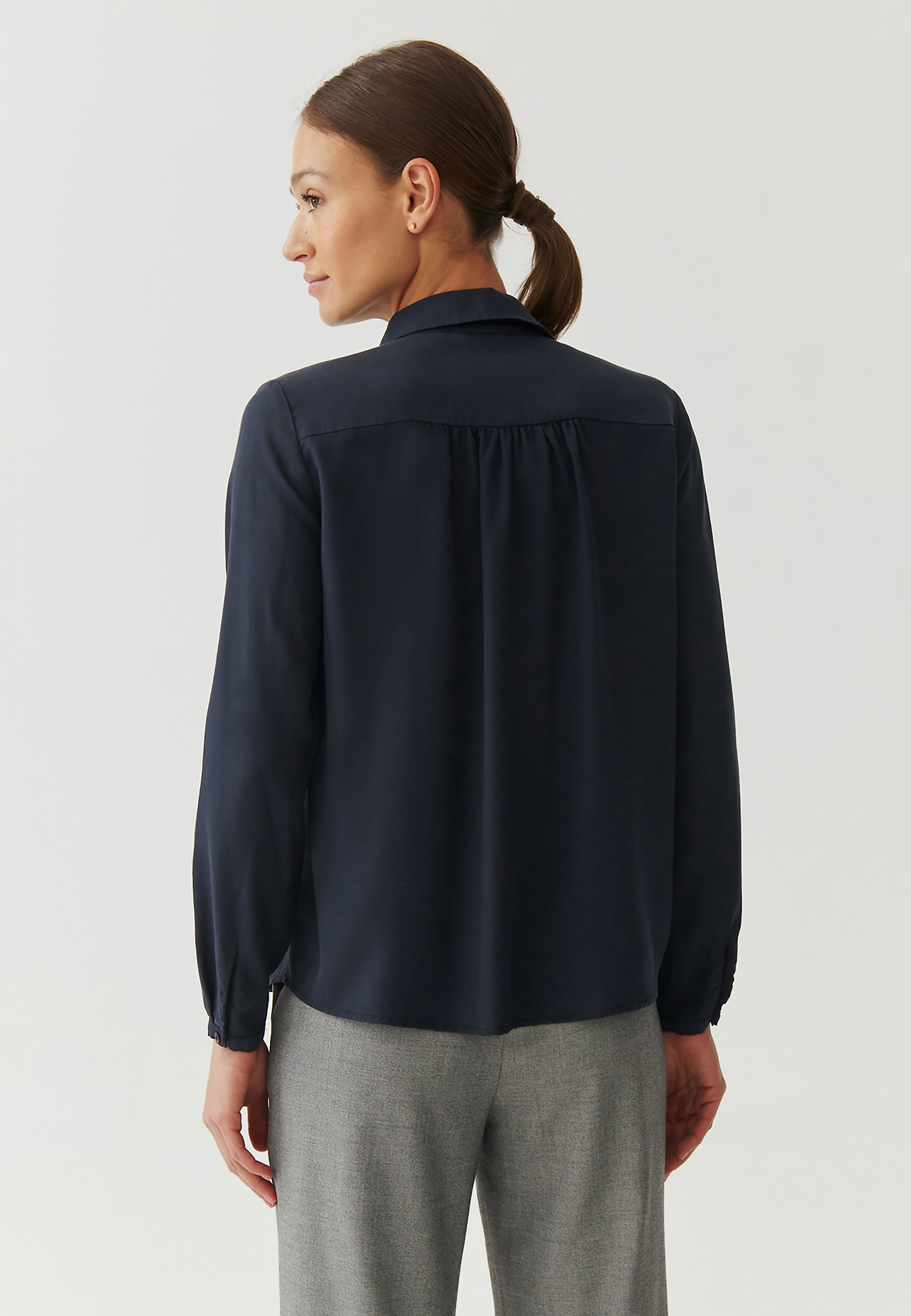 ŽENSKA BLUZA Z OVRATNIKOM - BENETI ŽENSKA BLUZA Z OVRATNIKOM - BENETI TEMNO MODRA 95392