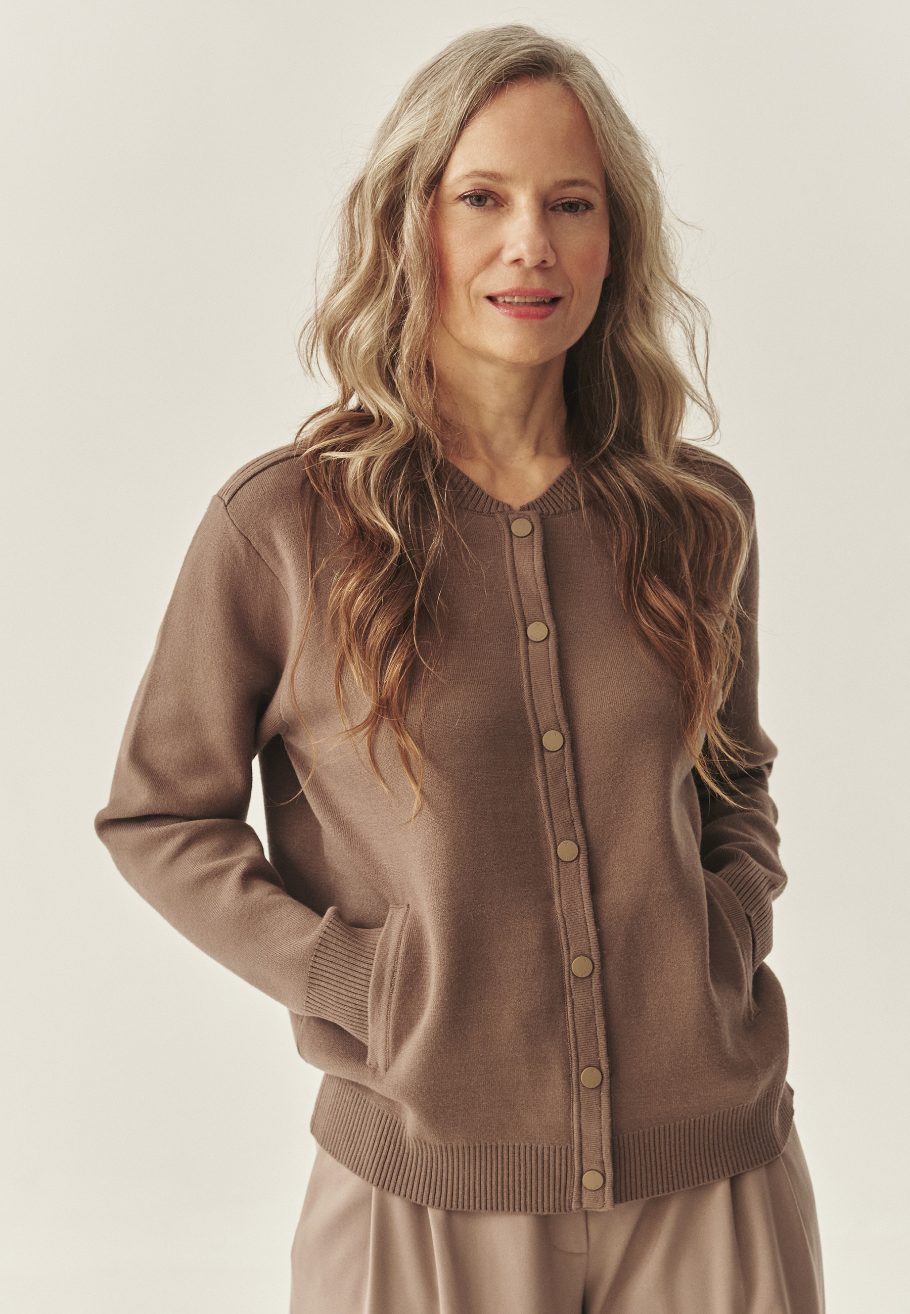 DAMSKI SWETER O KROJU BOMBER Z NAPAMI- ANGIE BEŻOWY 2