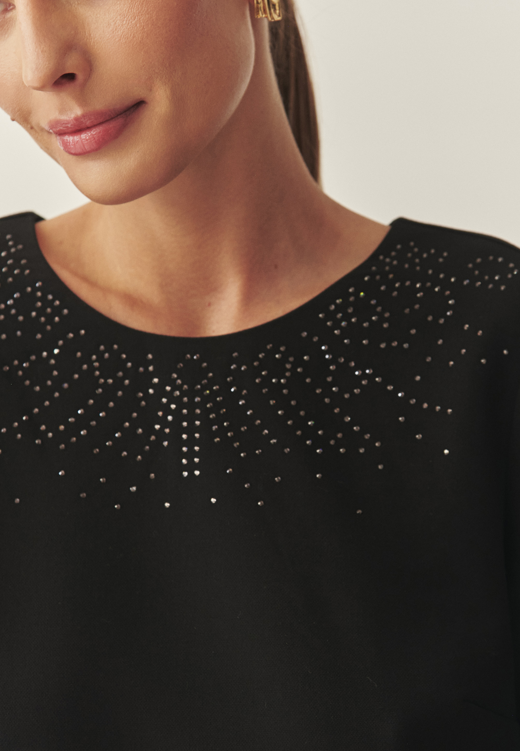 TKANINOWA SUKIENKA Z OZDOBNĄ APLIKACJĄ — KIRIA CZARNY 2