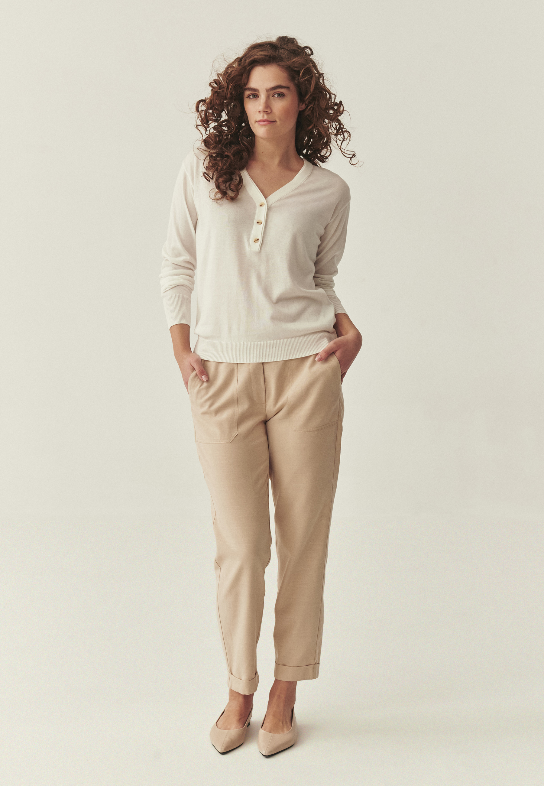 SWETER Z DOMIESZKĄ JEDWABIU - TELLA BIAŁY 2