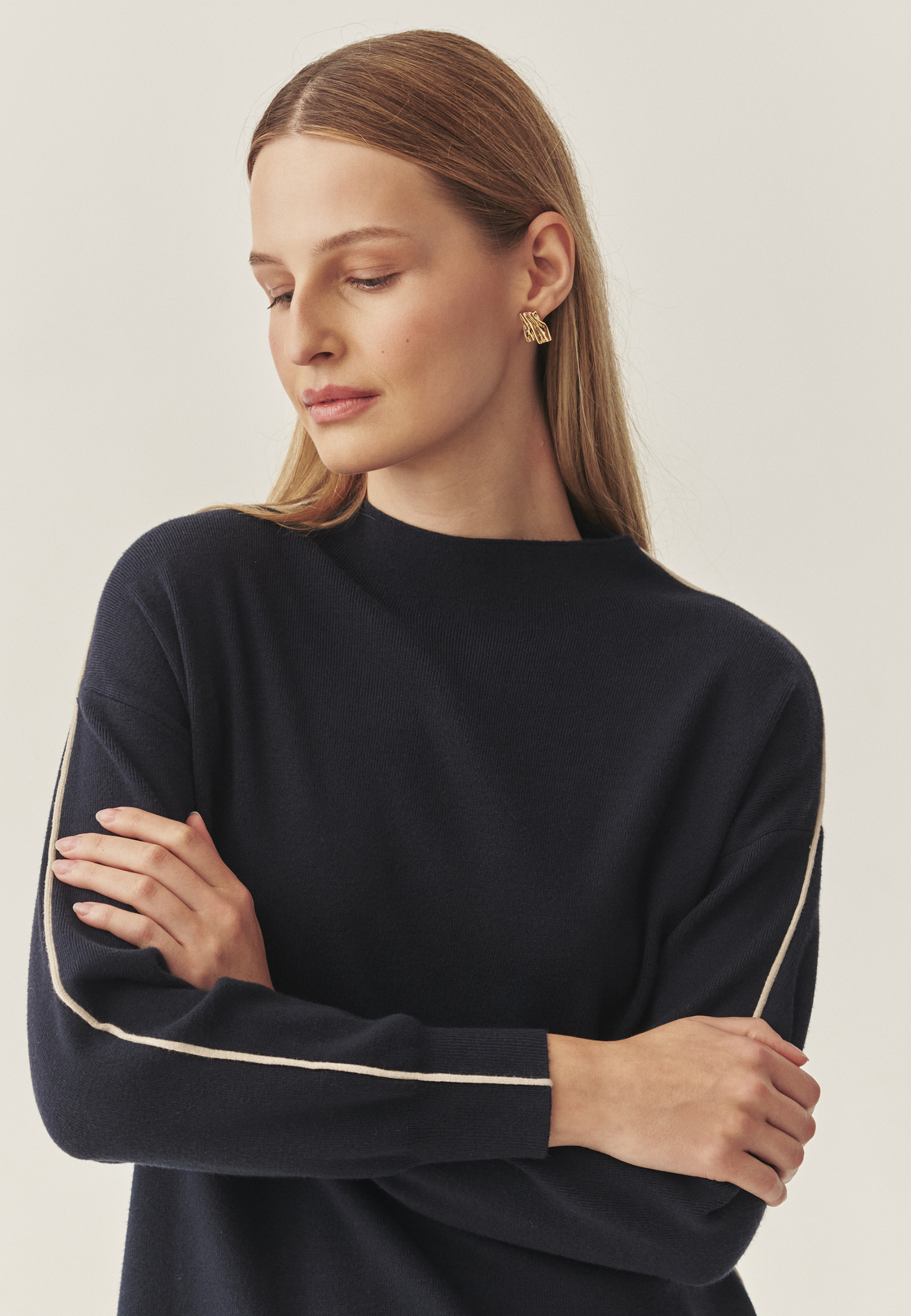 ROCHIE TRICOTATĂ CU CROIALĂ LEJERĂ CU DECOLTEU TIP BĂRCUȚĂ - CORA BLEUMARIN 2