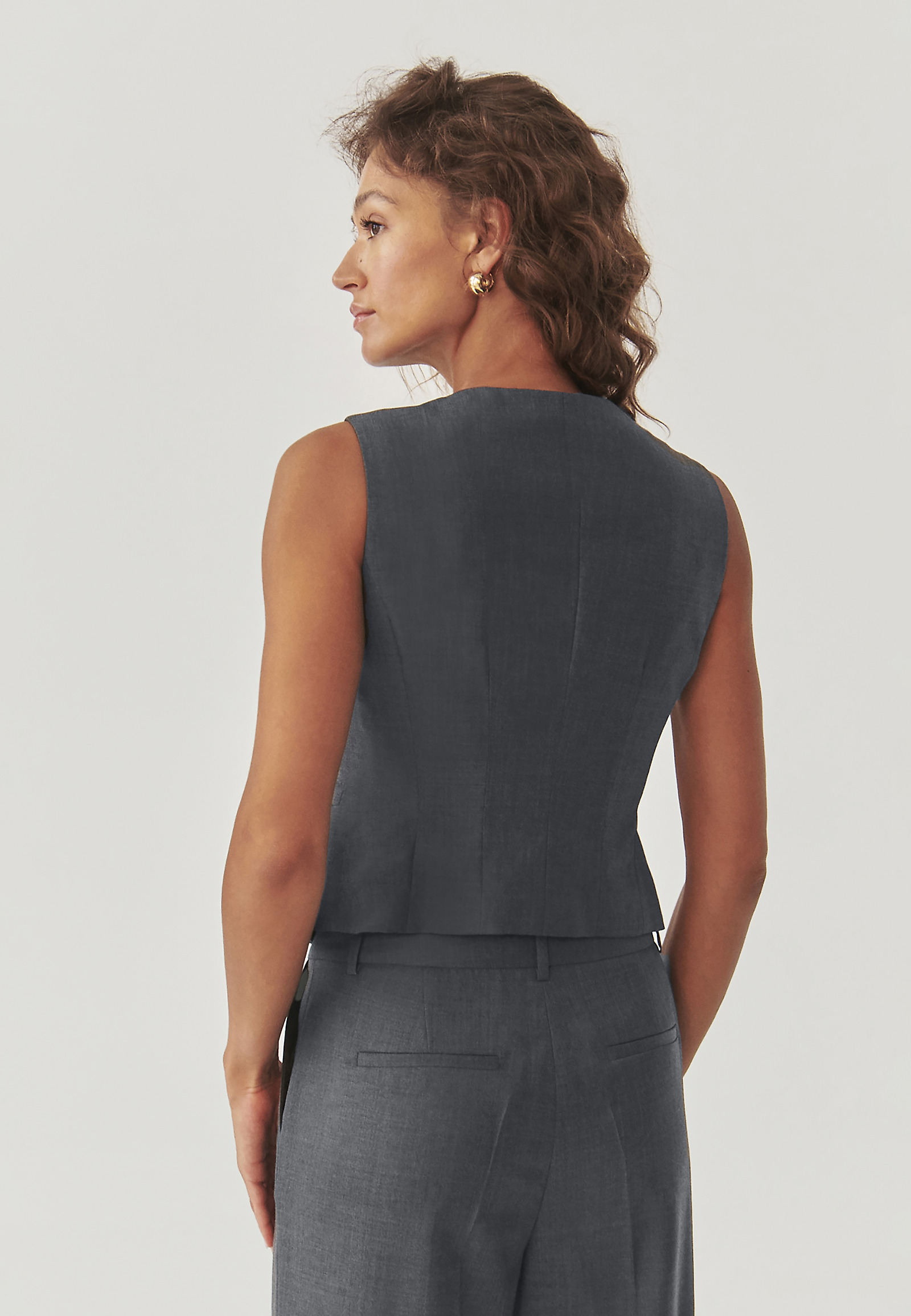 KLASYCZNA DAMSKA KAMIZELKA GARNITUROWA - RONITA 1 KLASYCZNA DAMSKA KAMIZELKA GARNITUROWA - RONITA 1 SZARY 103832