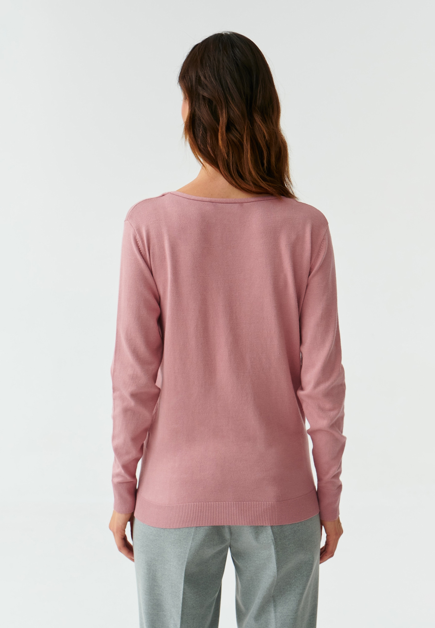 KLASICKÝ DÁMSKÝ SVETR S VÉČKOVÝM VÝSTŘIHEM TESSA 2