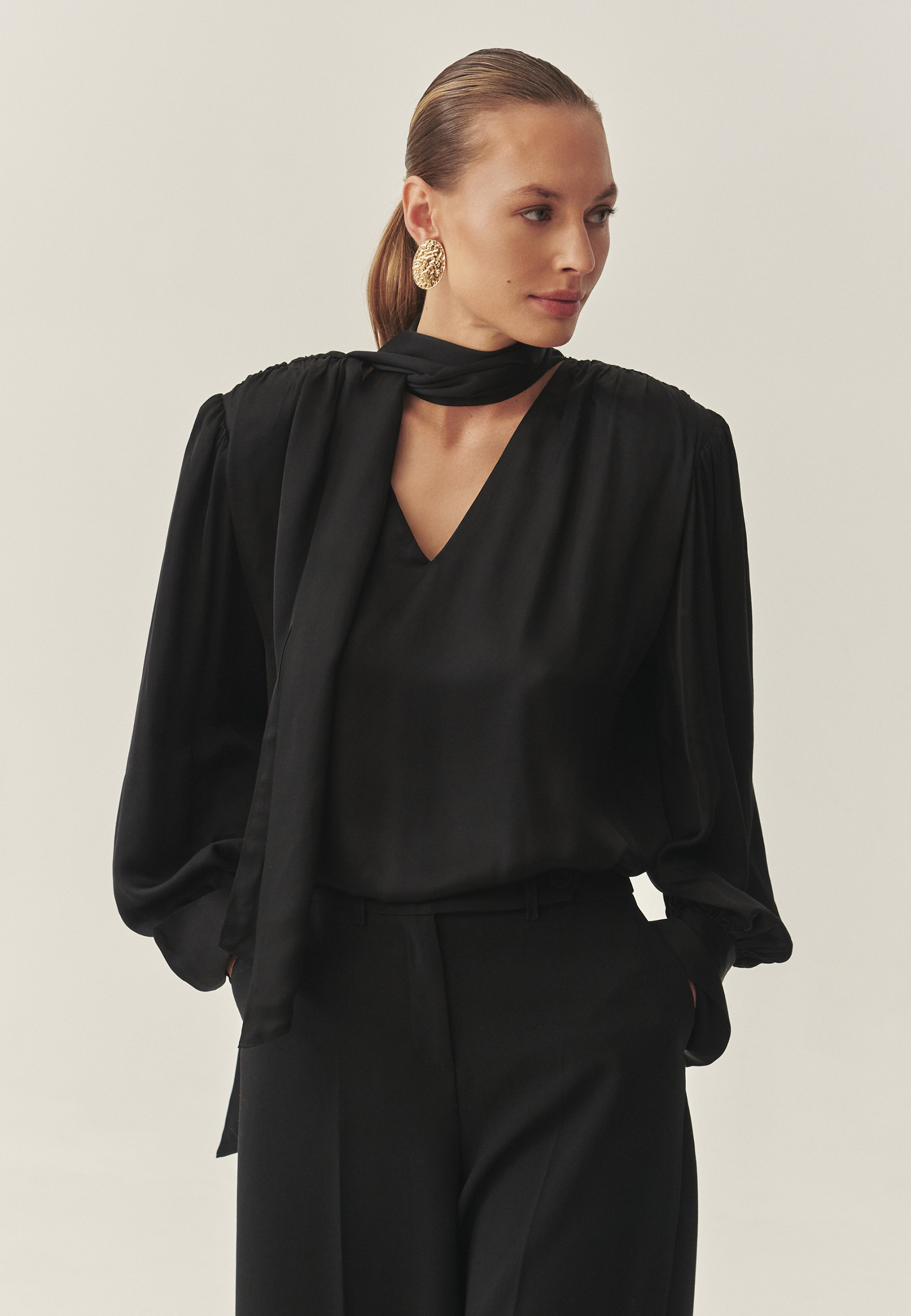 DZIANINOWA BLUZKA DAMSKA Z WIĄZANIEM PRZY SZYI — UMA CZARNY 2