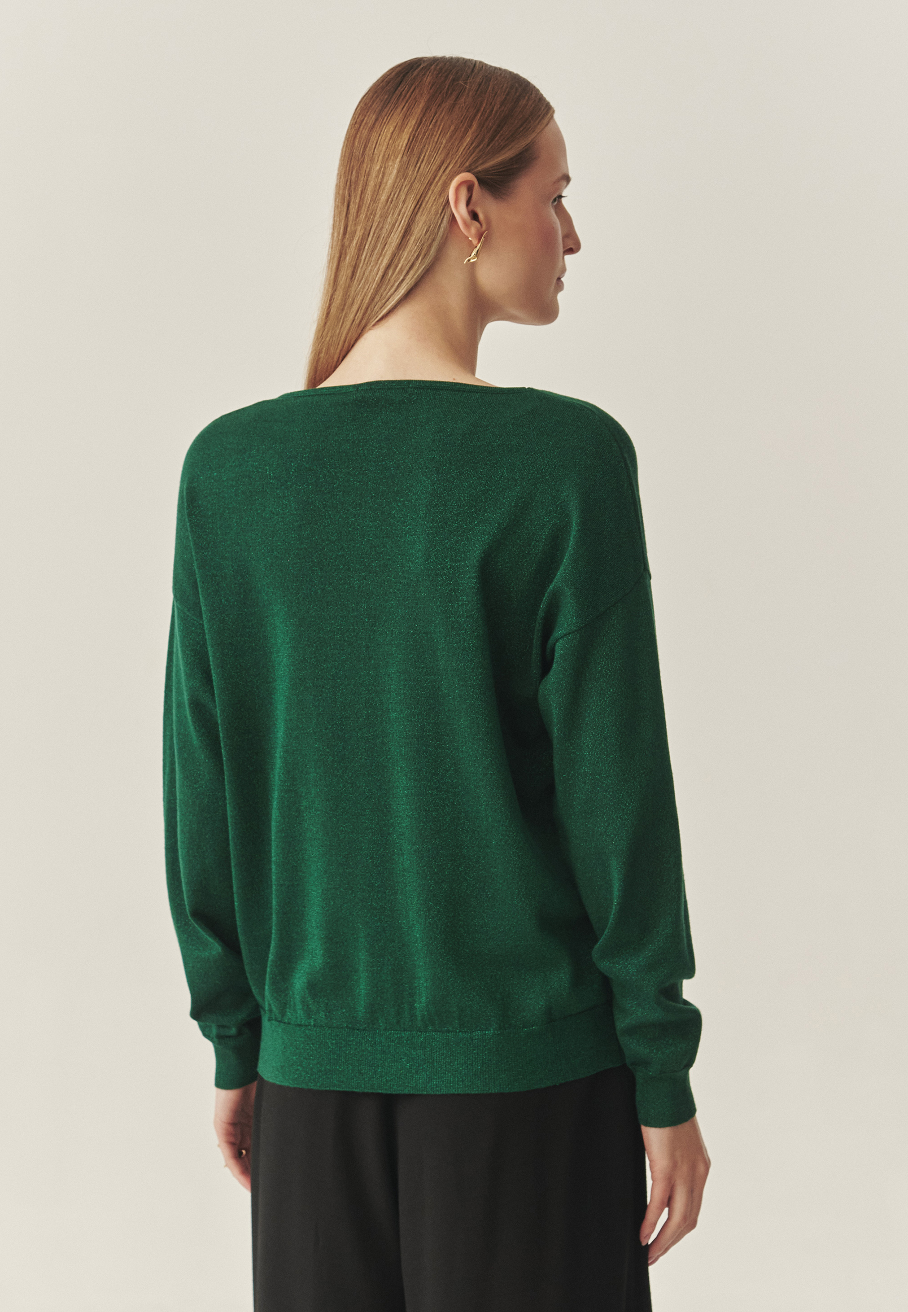 KLASIČNI ŽENSKI PULOVER Z V-IZREZOM IN SVETLEČO PREJO - FLARE