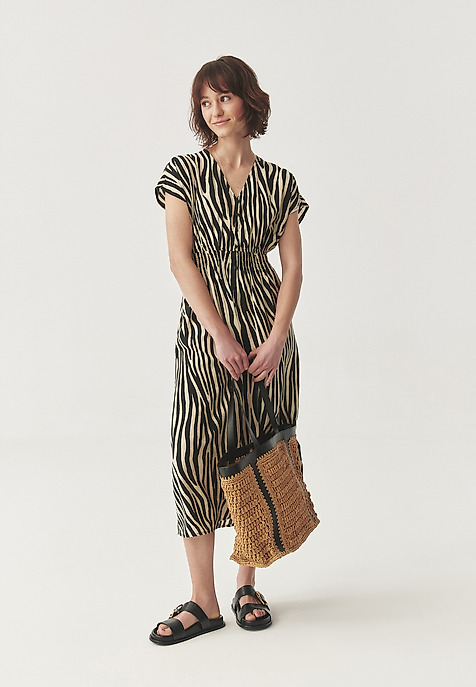 WZORZYSTA SUKIENKA MIDI Z WISKOZĄ - IMANI CZARNY 2