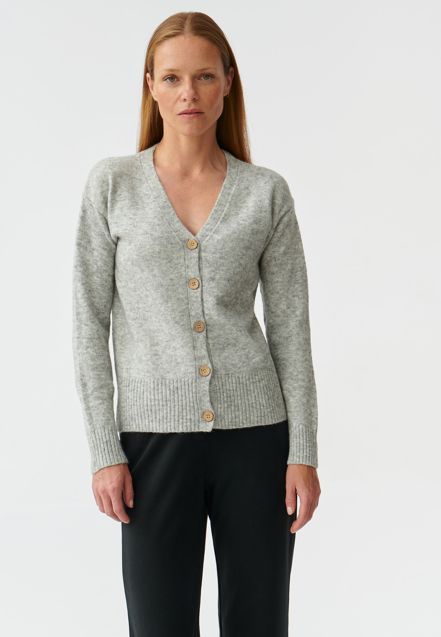 DÁMSKY SVETER S GOMBÍKMI A VÝSTRIHOM V TVARE V OKORO