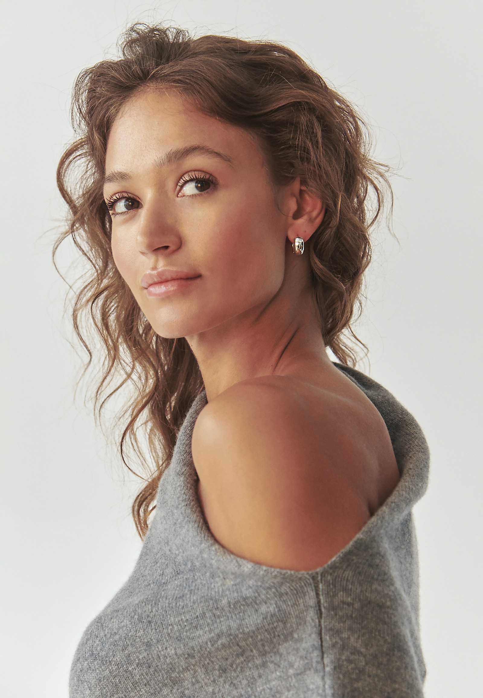 ASYMETRYCZNY SWETER DAMSKI Z MIESZANKI WEŁNY I KASZMIRU - NASH ASYMETRYCZNY SWETER DAMSKI Z MIESZANKI WEŁNY I KASZMIRU - NASH SZARY 103927