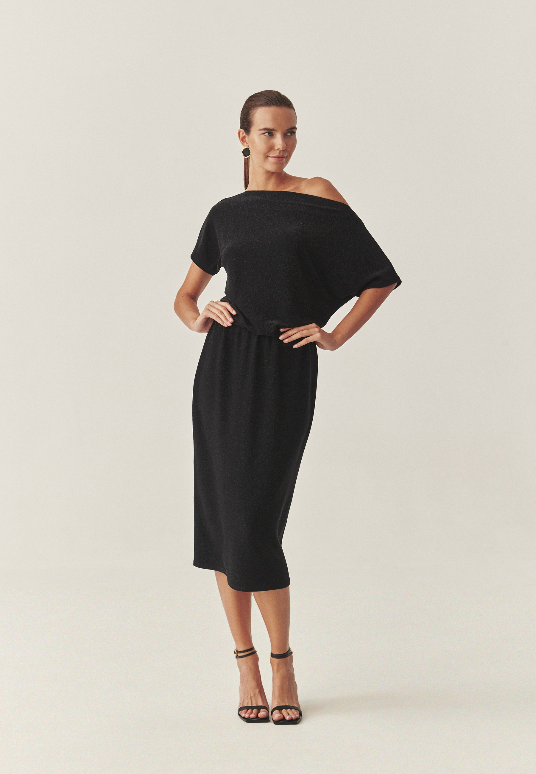 ELEGANTNA MIDI OBLEKA S SIKANJEM - LONGO ČRNA 2