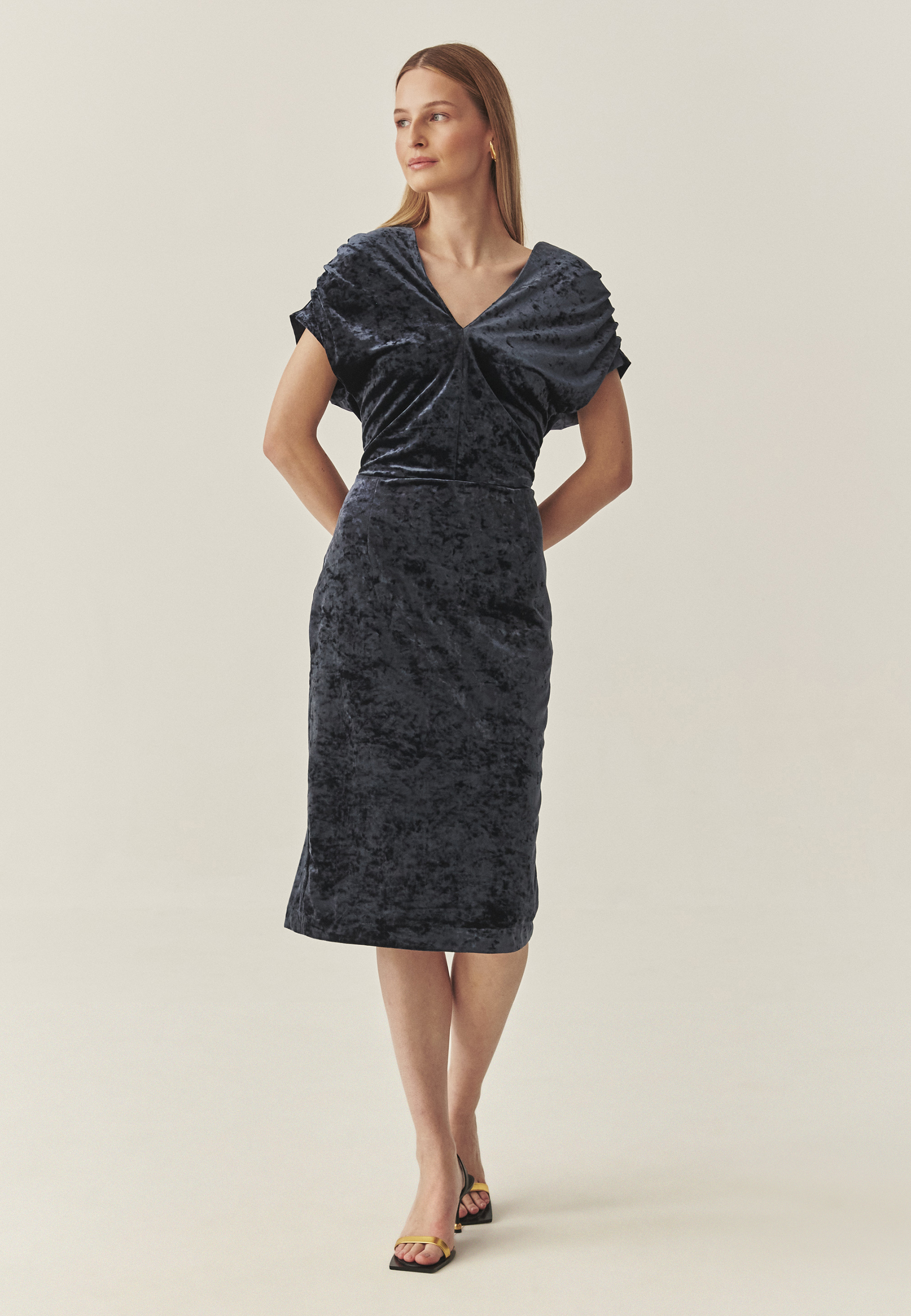 ELEGANCKA SUKIENKA DAMSKA Z WELWETOWEJ DZIANINY — AKSA GRANATOWY 2