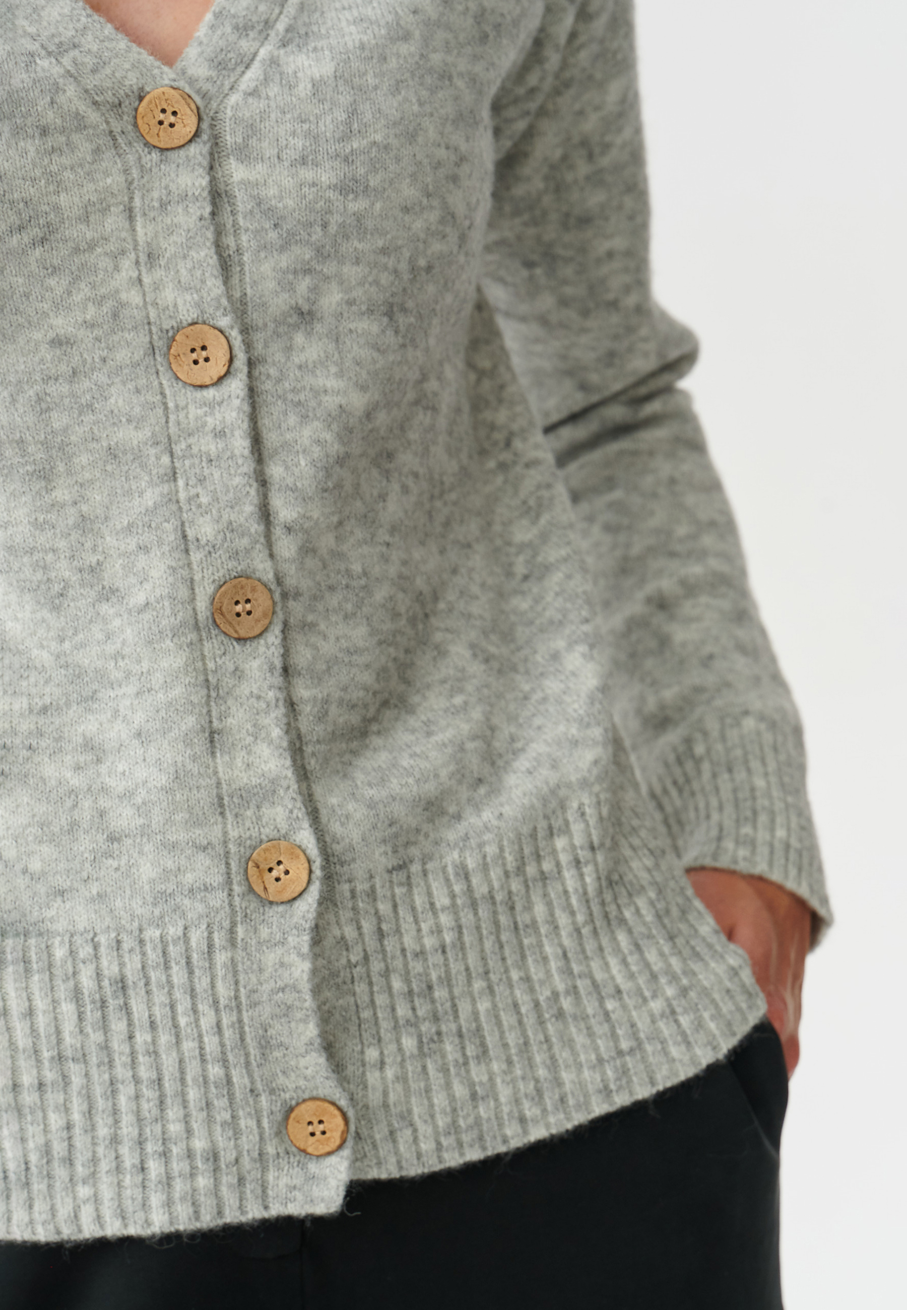 DÁMSKY SVETER S GOMBÍKMI A VÝSTRIHOM V TVARE V OKORO