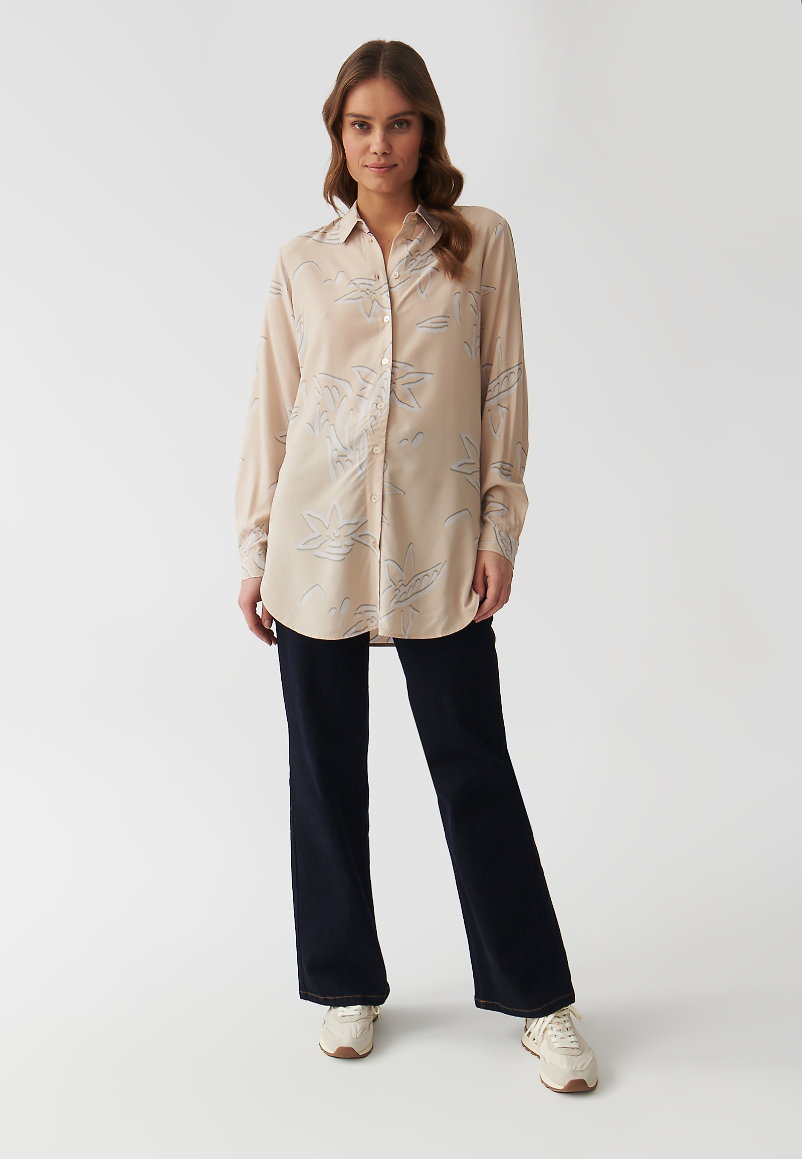 DÁMSKÁ KOŠILOVÁ TUNIKA S MODERNÍM KVĚTINOVÝM POTISKEM - LIBU DÁMSKÁ KOŠILOVÁ TUNIKA S MODERNÍM KVĚTINOVÝM POTISKEM - LIBU VÍCEBAREVNÝ 95883