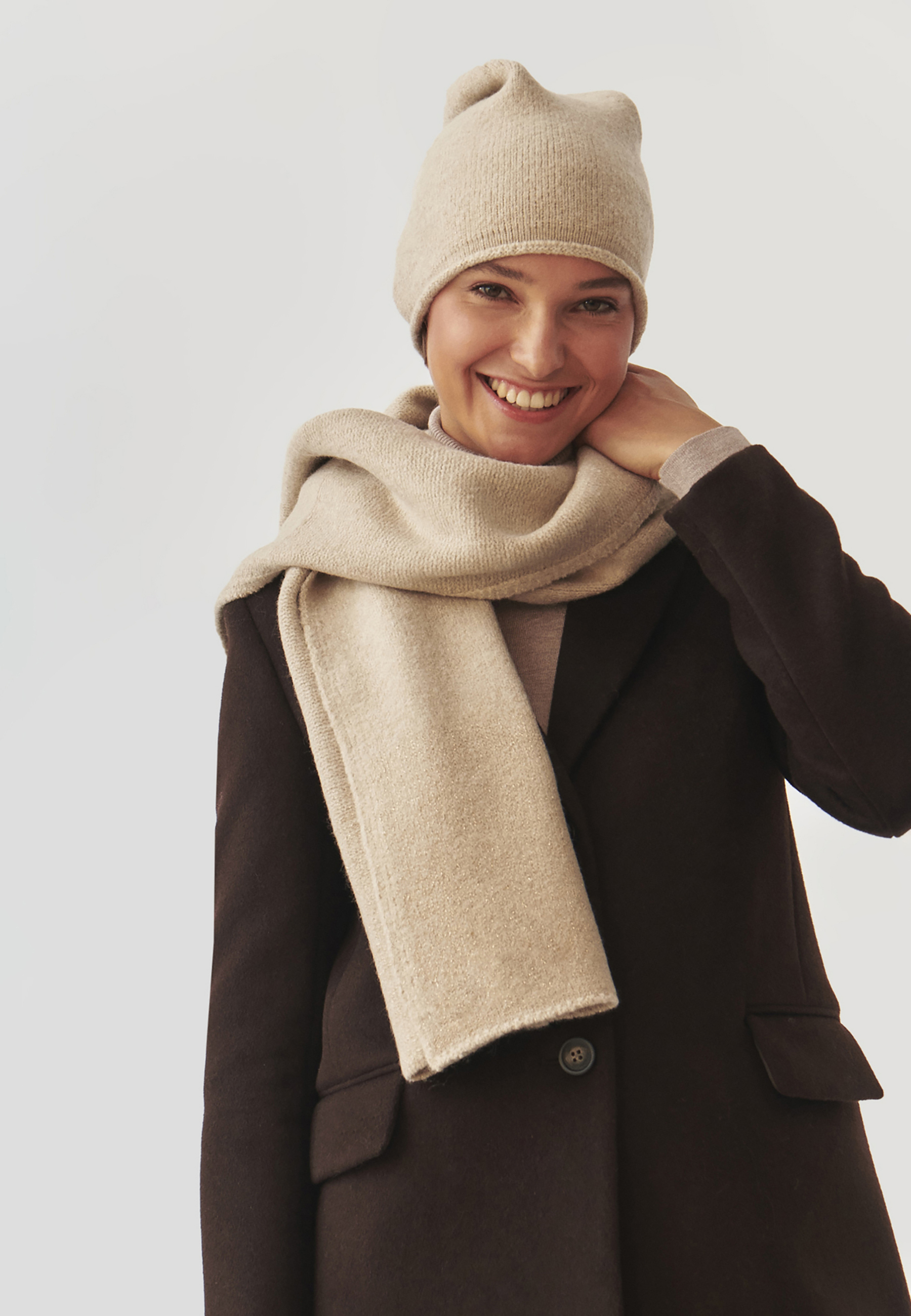 PLETENÁ ČEPICE S TŘPYTIVOU PŘÍZÍ — DUBI