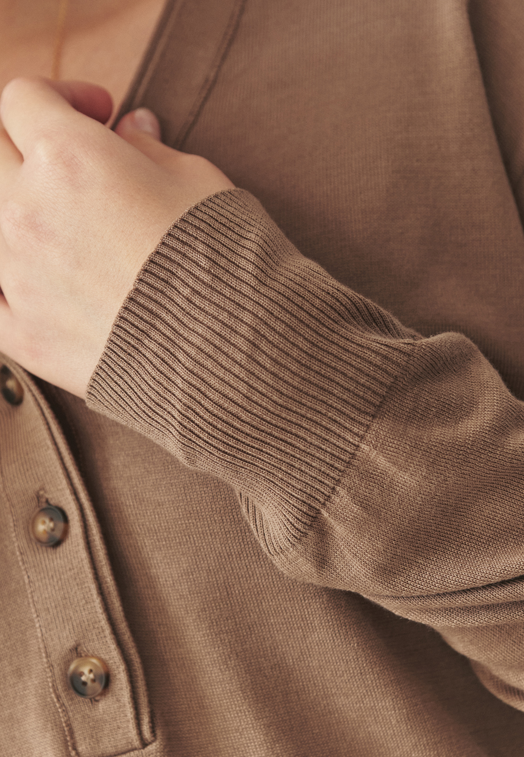 SWETER Z DOMIESZKĄ JEDWABIU - TELLA BEŻOWY 2