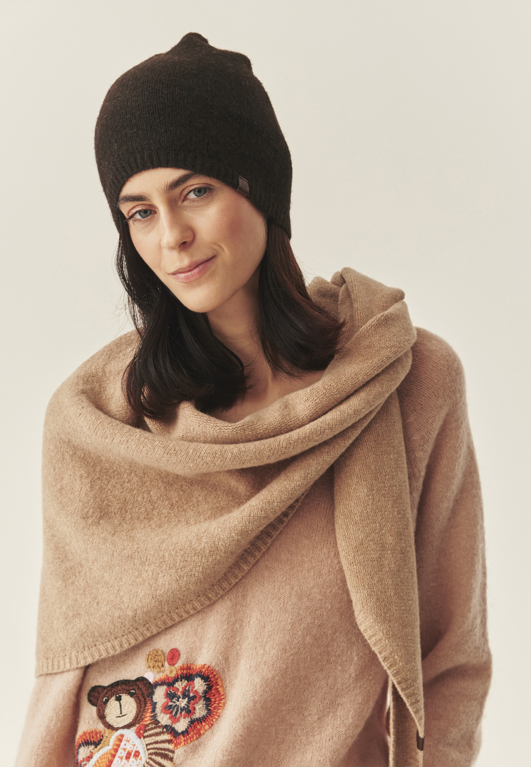 TRÓJKĄTNY SZALIK Z DOMIESZKĄ WEŁNY - SNUGA BEŻOWY 2