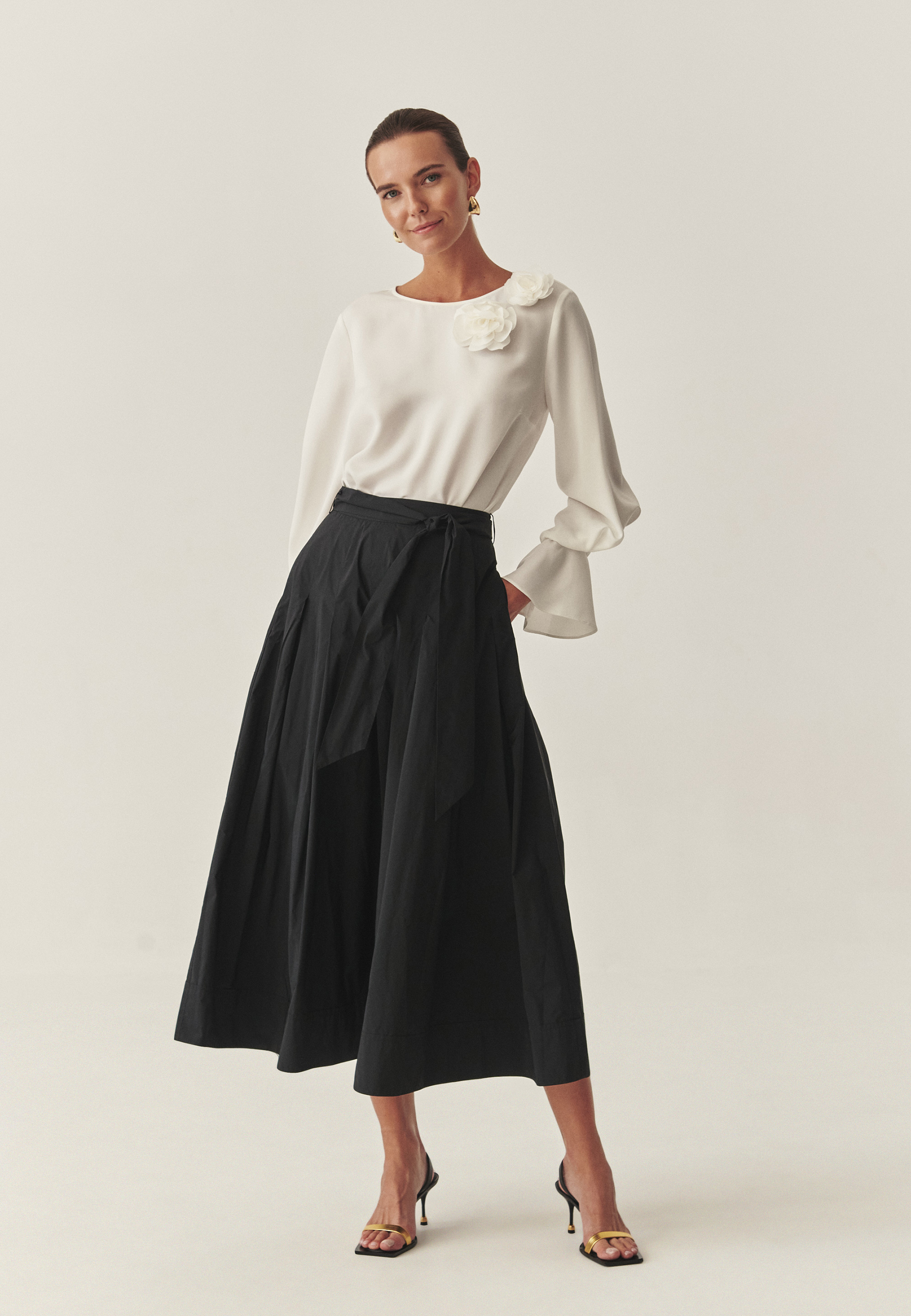 TKANINOWA BLUZKA Z KWIATOWĄ APLIKACJĄ - AURELIS ECRU 2