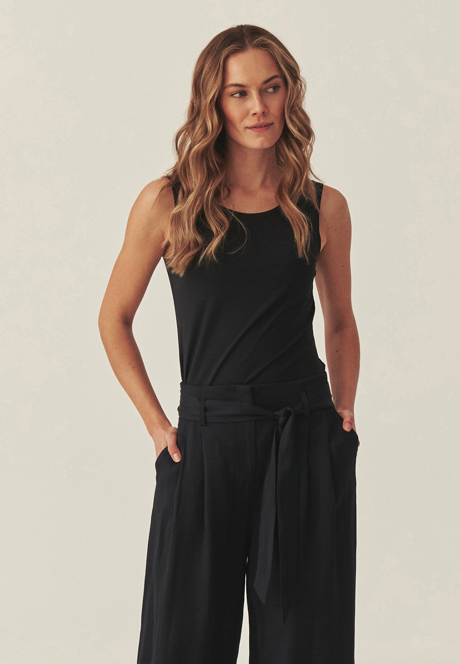 PRILIEHAVÁ BLÚZKA S LEPENÝM LEMOM – LETHA ČIERNA 2