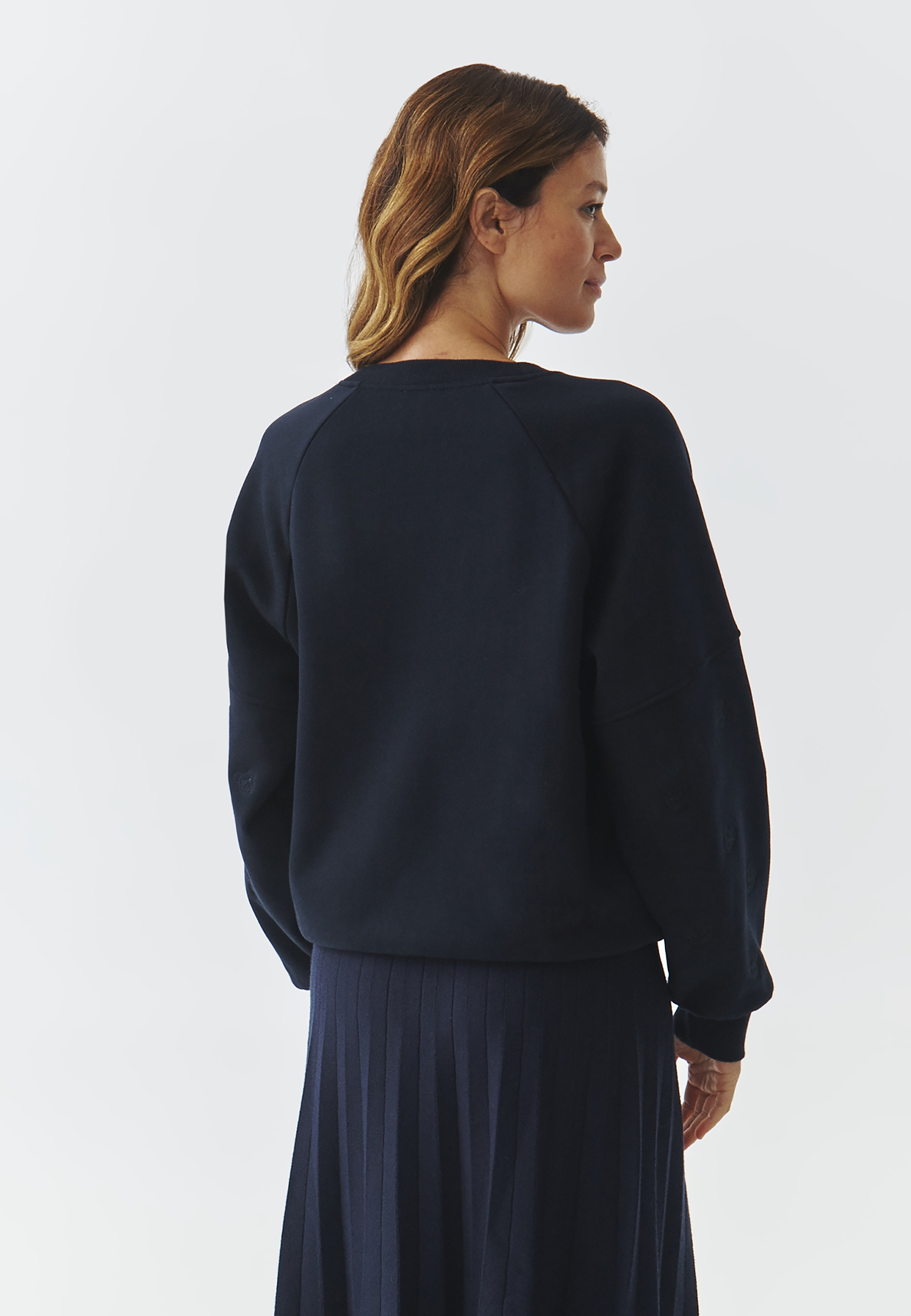 DZIANINOWA BLUZA DAMSKA Z WYSZYWANYMI RĘKAWAMI I MOTYWEM MISIA USZATKA — FAME GRANATOWY 2