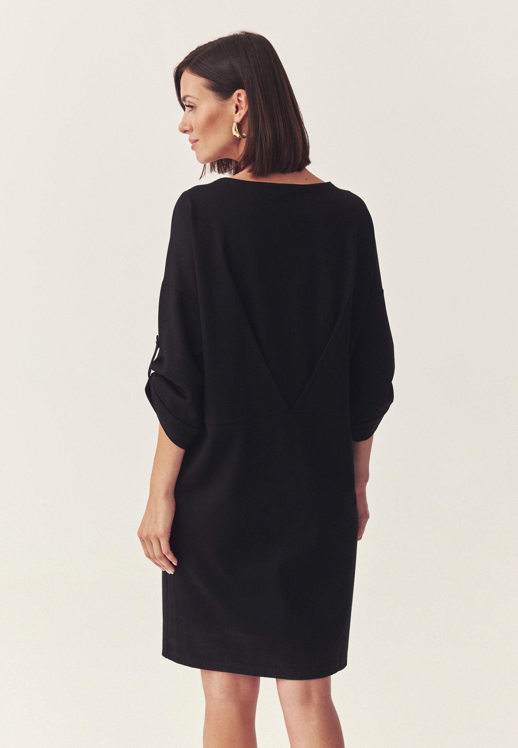 KRÁTKÉ ŠATY BALÓNOVÉHO STŘIHU – IVIKI ČERNÁ 2