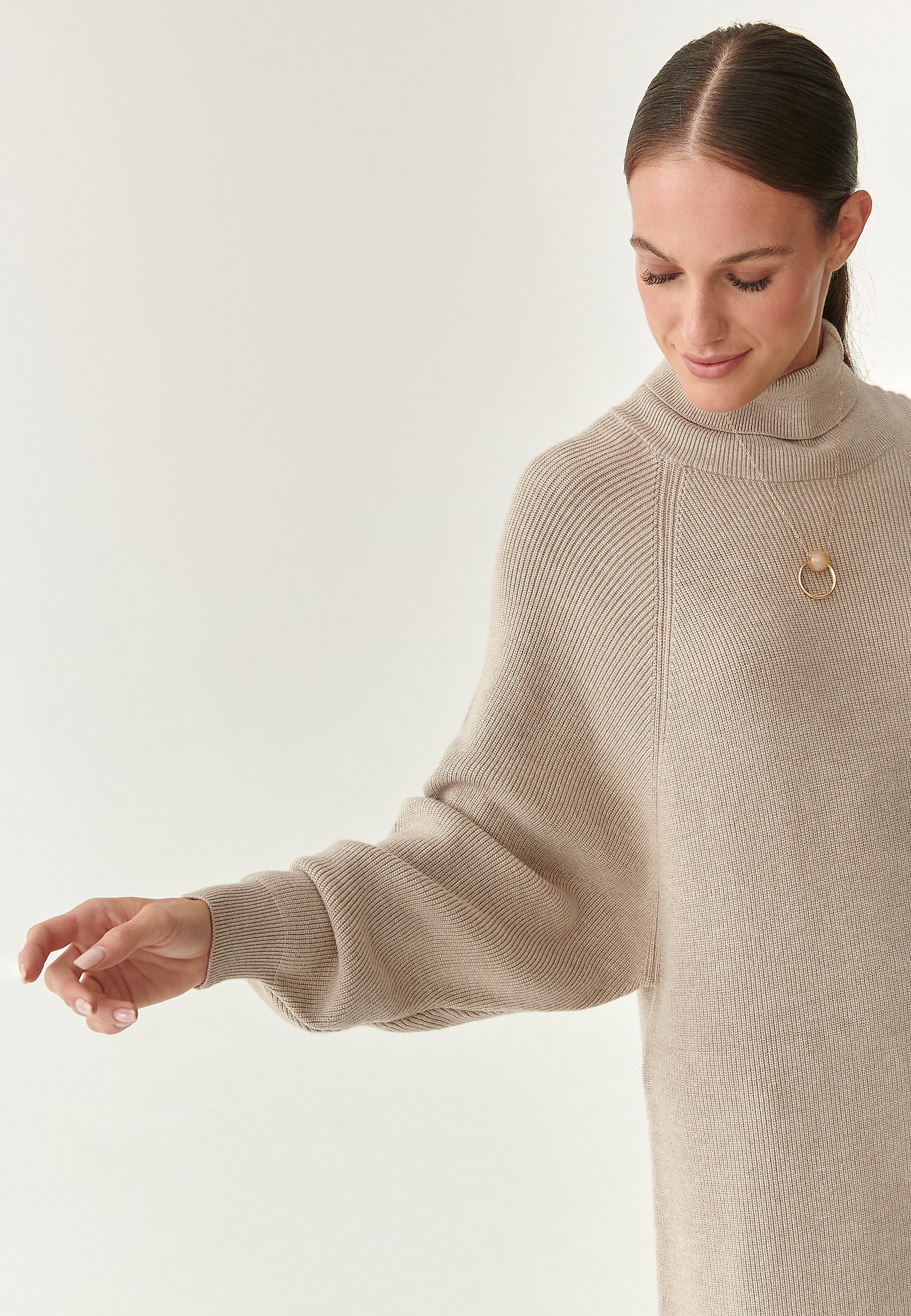 DZIANINOWA SUKIENKA OVERSIZE RONESI DZIANINOWA SUKIENKA OVERSIZE RONESI BEŻOWY 84705