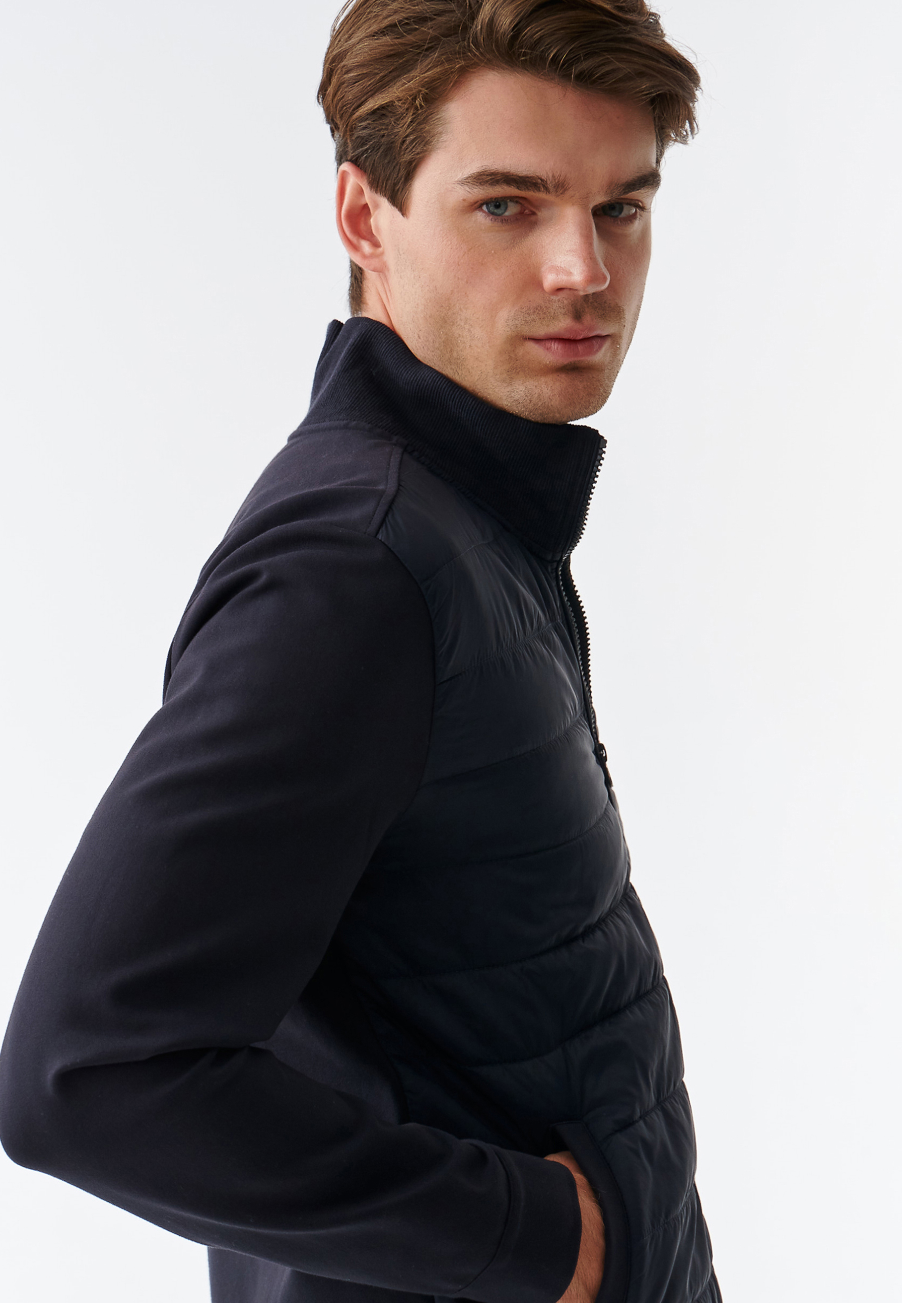 MODERNÁ PÁNSKA MIKINA S NÁŠIVKOU S MOTÍVOM MACKA UŠKA KADET NÁMORNÍCKA MODRÁ 2