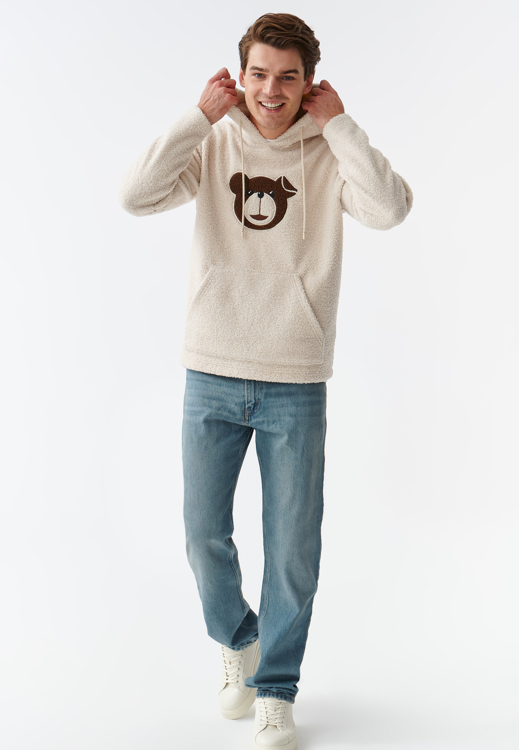 PÁNSKA MIKINA Z OVČEJ KOŽE S NÁŠIVKOU S MOTÍVOM MACKA UŠKA MARAKIN