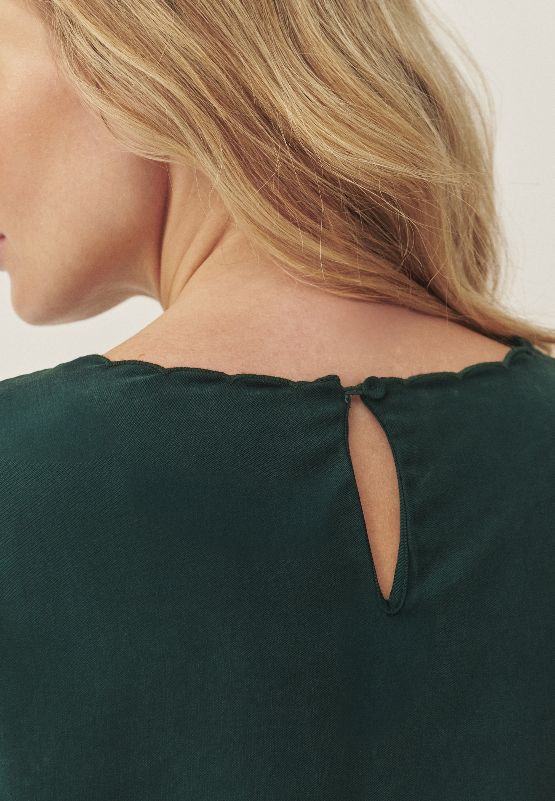 LADIES' WOVEN BLOUSE WITH A SWEETHEART NECKLINE AND LACE EMBELLISHMENT — EMBRO

 GREEN 2