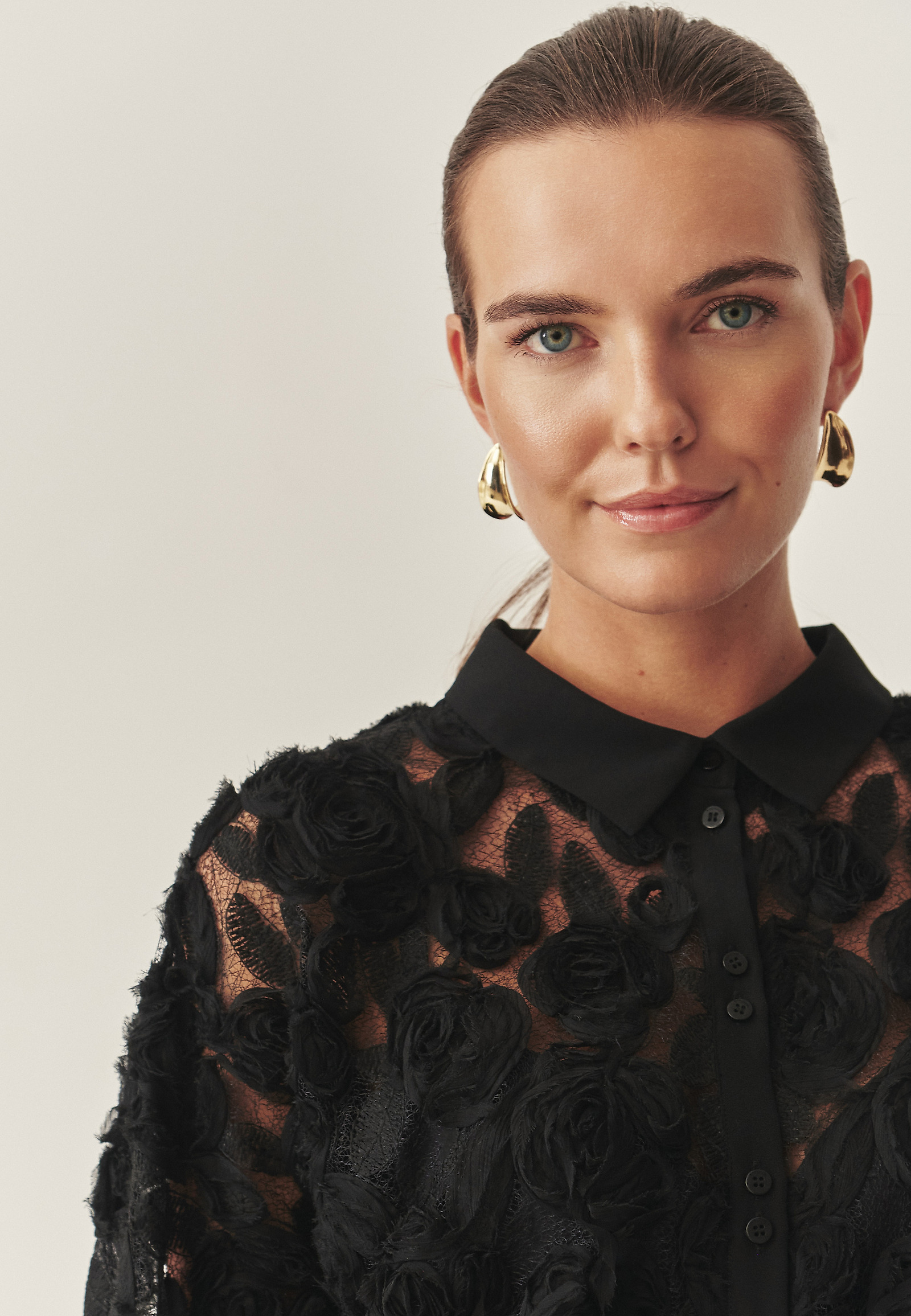 SHORT SHIRT WITH FLORAL DECORATION -BRINI 1 SHORT SHIRT WITH FLORAL DECORATION -BRINI 1 BLACK 118295