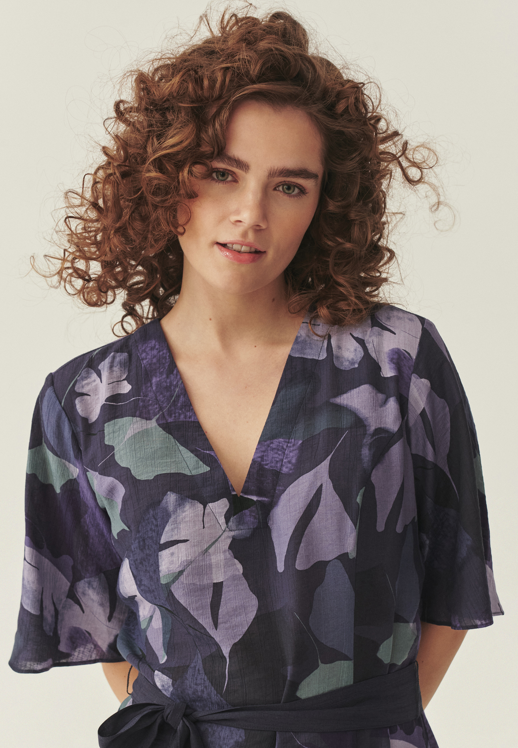 KRESZOWANA SUKIENKA MIDI Z AUTORSKIM WZOREM - TAVIS MULTIKOLOR 2